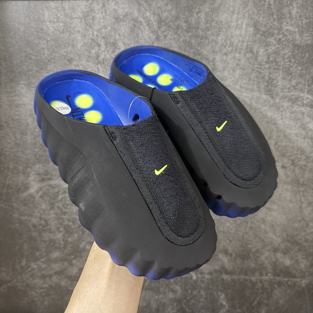 【XP纯原】Nike Mind 001 神经科学足底按摩包头拖鞋 黑蓝HQ4307-101 同源ZP原材 匠心打造 🔹原厂MD一体发泡大底：全套原模开版，渐变雾面哑光喷漆，柔软回弹和ZP完全一致。 🔹22颗独立PEBAX泡棉按摩底：黑科技活塞式按摩脚感，踩下去的Q弹感和ZP无差。 🔹正确组合大底：鞋头前后跟橡胶贴片，耐磨防滑，细节还原到每一处。 🔹高还原细节：TPU电镀银Swoosh、针织透气鞋舌、高弹原鞋垫，清洁度拉满。 货号： IR2175-400 尺码：36 36.5 37.5 38 38.5 39 40 40.5 41 42 42.5 43 44 44.5 45 46 47.5 48.5 49.5 50.5 ⚠️尺码提示：偏小一码，建议拍大一码，脚感更舒适。-选品中心