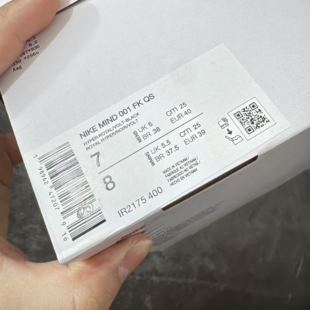 图片[9]-【XP纯原】Nike Mind 001 神经科学足底按摩包头拖鞋 黑蓝HQ4307-101 同源ZP原材 匠心打造 🔹原厂MD一体发泡大底：全套原模开版，渐变雾面哑光喷漆，柔软回弹和ZP完全一致。 🔹22颗独立PEBAX泡棉按摩底：黑科技活塞式按摩脚感，踩下去的Q弹感和ZP无差。 🔹正确组合大底：鞋头前后跟橡胶贴片，耐磨防滑，细节还原到每一处。 🔹高还原细节：TPU电镀银Swoosh、针织透气鞋舌、高弹原鞋垫，清洁度拉满。 货号： IR2175-400 尺码：36 36.5 37.5 38 38.5 39 40 40.5 41 42 42.5 43 44 44.5 45 46 47.5 48.5 49.5 50.5 ⚠️尺码提示：偏小一码，建议拍大一码，脚感更舒适。-选品中心