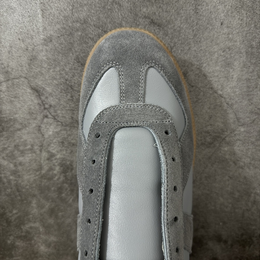 图片[5]-【ZOK纯原】Maison Margiela Calfskin Replica MM6 马吉拉复古低帮时尚德训鞋 私人订单打造 高端零售专供批次 全套原楦原纸板原厂数据开发 全鞋荧光划线卡点 胶水把控整洁度追求极致完美 多重QC质检 超越公司货的品控标准 实实在在的免检产品 原盒原配防尘袋购物卡 全网唯一正确0-23数字排版 一比一间距字体 内里全头层小羊皮 原版防滑鞋底设计 灰色翻毛牛皮 白色细纹贝利头层皮 依照原版逐帧开发 原装淡粉纸板中底带编号钢印 尺码：40-47含半码-选品中心