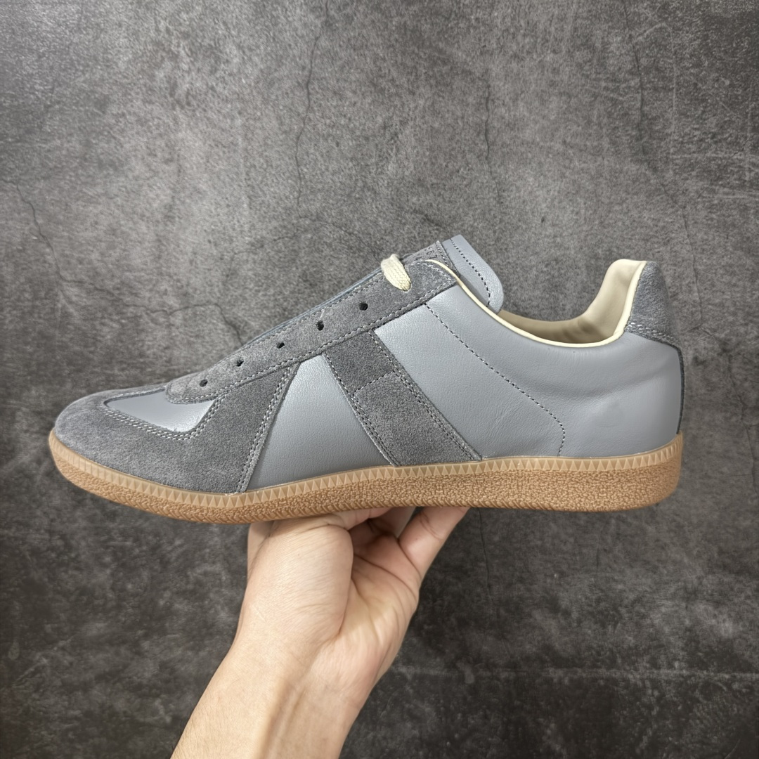 图片[2]-【ZOK纯原】Maison Margiela Calfskin Replica MM6 马吉拉复古低帮时尚德训鞋 私人订单打造 高端零售专供批次 全套原楦原纸板原厂数据开发 全鞋荧光划线卡点 胶水把控整洁度追求极致完美 多重QC质检 超越公司货的品控标准 实实在在的免检产品 原盒原配防尘袋购物卡 全网唯一正确0-23数字排版 一比一间距字体 内里全头层小羊皮 原版防滑鞋底设计 灰色翻毛牛皮 白色细纹贝利头层皮 依照原版逐帧开发 原装淡粉纸板中底带编号钢印 尺码：40-47含半码-选品中心