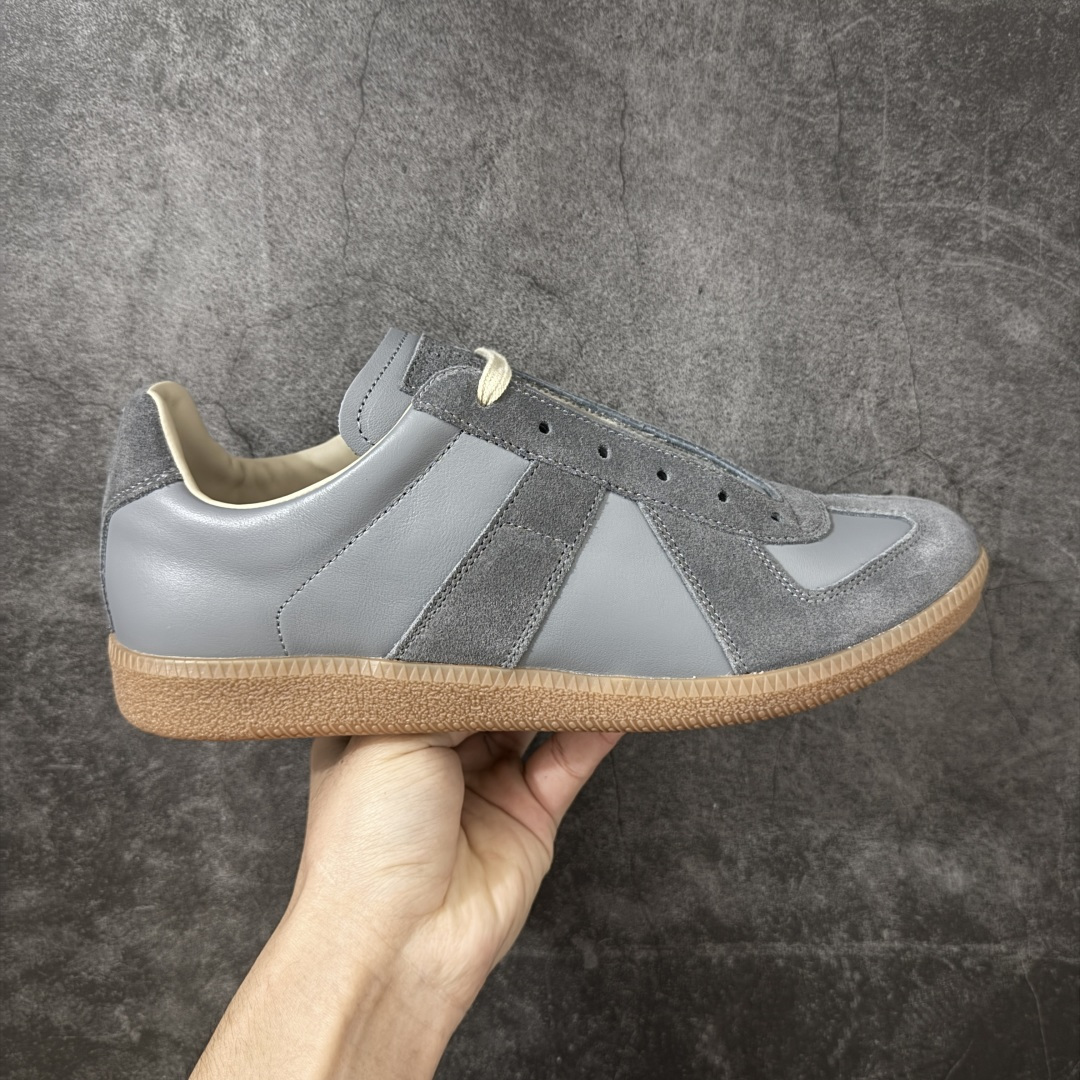 【ZOK纯原】Maison Margiela Calfskin Replica MM6 马吉拉复古低帮时尚德训鞋 私人订单打造 高端零售专供批次 全套原楦原纸板原厂数据开发 全鞋荧光划线卡点 胶水把控整洁度追求极致完美 多重QC质检 超越公司货的品控标准 实实在在的免检产品 原盒原配防尘袋购物卡 全网唯一正确0-23数字排版 一比一间距字体 内里全头层小羊皮 原版防滑鞋底设计 灰色翻毛牛皮 白色细纹贝利头层皮 依照原版逐帧开发 原装淡粉纸板中底带编号钢印 尺码：40-47含半码-选品中心