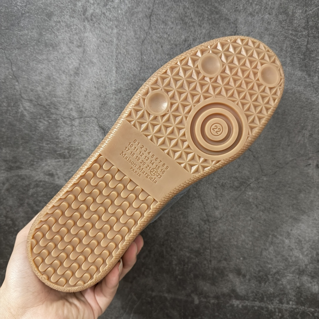 图片[9]-【ZOK纯原】Maison Margiela Calfskin Replica MM6 马吉拉复古低帮时尚德训鞋 私人订单打造 高端零售专供批次 全套原楦原纸板原厂数据开发 全鞋荧光划线卡点 胶水把控整洁度追求极致完美 多重QC质检 超越公司货的品控标准 实实在在的免检产品 原盒原配防尘袋购物卡 全网唯一正确0-23数字排版 一比一间距字体 内里全头层小羊皮 原版防滑鞋底设计 灰色翻毛牛皮 白色细纹贝利头层皮 依照原版逐帧开发 原装淡粉纸板中底带编号钢印 尺码：40-47含半码-选品中心