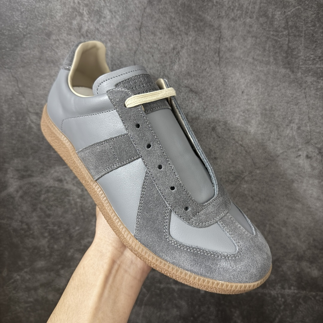 图片[3]-【ZOK纯原】Maison Margiela Calfskin Replica MM6 马吉拉复古低帮时尚德训鞋 私人订单打造 高端零售专供批次 全套原楦原纸板原厂数据开发 全鞋荧光划线卡点 胶水把控整洁度追求极致完美 多重QC质检 超越公司货的品控标准 实实在在的免检产品 原盒原配防尘袋购物卡 全网唯一正确0-23数字排版 一比一间距字体 内里全头层小羊皮 原版防滑鞋底设计 灰色翻毛牛皮 白色细纹贝利头层皮 依照原版逐帧开发 原装淡粉纸板中底带编号钢印 尺码：40-47含半码-选品中心