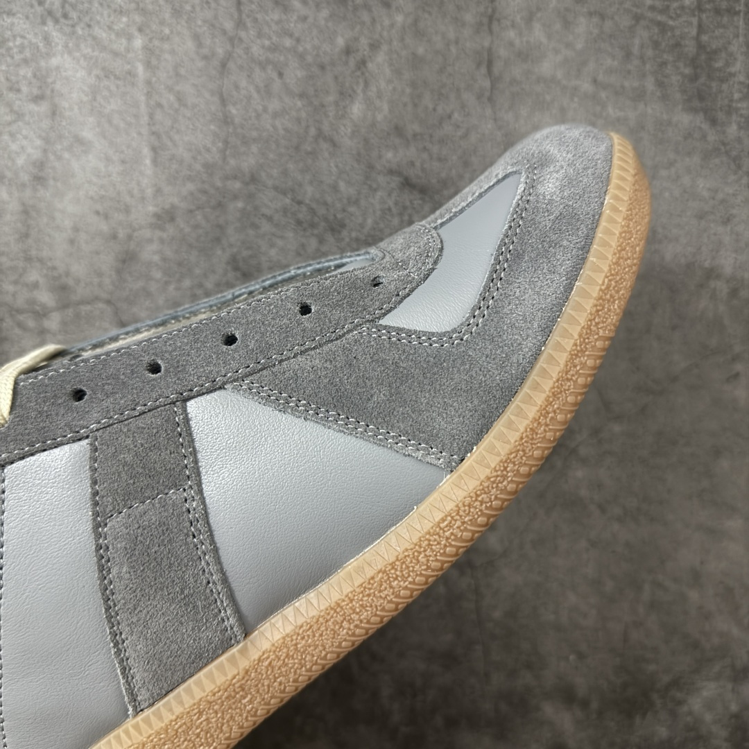 图片[6]-【ZOK纯原】Maison Margiela Calfskin Replica MM6 马吉拉复古低帮时尚德训鞋 私人订单打造 高端零售专供批次 全套原楦原纸板原厂数据开发 全鞋荧光划线卡点 胶水把控整洁度追求极致完美 多重QC质检 超越公司货的品控标准 实实在在的免检产品 原盒原配防尘袋购物卡 全网唯一正确0-23数字排版 一比一间距字体 内里全头层小羊皮 原版防滑鞋底设计 灰色翻毛牛皮 白色细纹贝利头层皮 依照原版逐帧开发 原装淡粉纸板中底带编号钢印 尺码：40-47含半码-选品中心