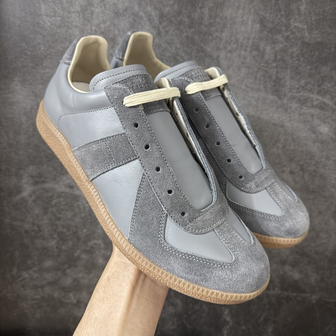 【ZOK纯原】Maison Margiela Calfskin Replica MM6 马吉拉复古低帮时尚德训鞋 私人订单打造 高端零售专供批次 全套原楦原纸板原厂数据开发 全鞋荧光划线卡点 胶水把控整洁度追求极致完美 多重QC质检 超越公司货的品控标准 实实在在的免检产品 原盒原配防尘袋购物卡 全网唯一正确0-23数字排版 一比一间距字体 内里全头层小羊皮 原版防滑鞋底设计 灰色翻毛牛皮 白色细纹贝利头层皮 依照原版逐帧开发 原装淡粉纸板中底带编号钢印 尺码：40-47含半码-选品中心