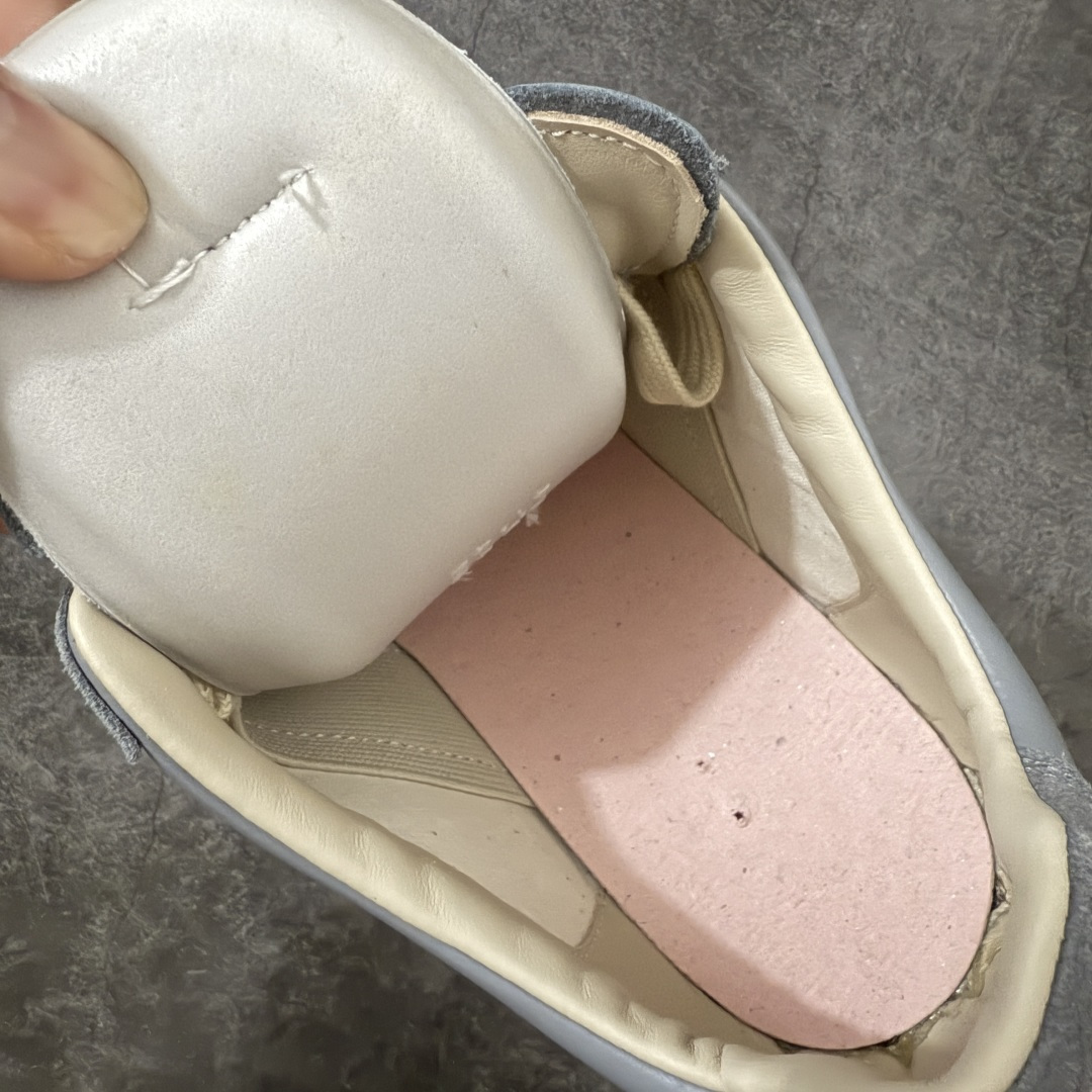 图片[9]-【ZOK纯原】Maison Margiela Calfskin Replica MM6 马吉拉复古低帮时尚德训鞋 私人订单打造 高端零售专供批次 全套原楦原纸板原厂数据开发 全鞋荧光划线卡点 胶水把控整洁度追求极致完美 多重QC质检 超越公司货的品控标准 实实在在的免检产品 原盒原配防尘袋购物卡 全网唯一正确0-23数字排版 一比一间距字体 内里全头层小羊皮 原版防滑鞋底设计 灰色翻毛牛皮 白色细纹贝利头层皮 依照原版逐帧开发 原装淡粉纸板中底带编号钢印 尺码：40-47含半码-选品中心