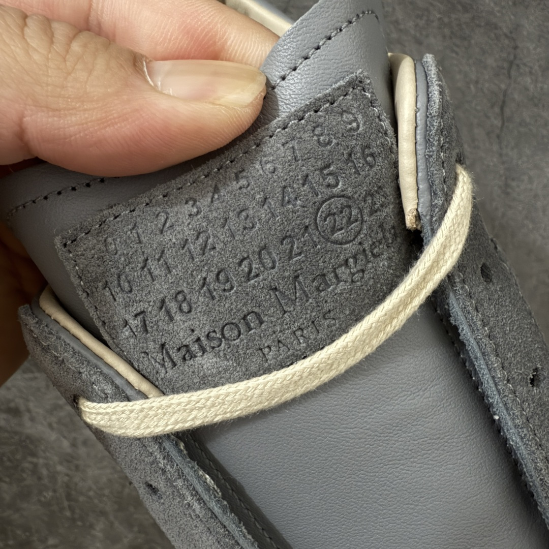 图片[6]-【ZOK纯原】Maison Margiela Calfskin Replica MM6 马吉拉复古低帮时尚德训鞋 私人订单打造 高端零售专供批次 全套原楦原纸板原厂数据开发 全鞋荧光划线卡点 胶水把控整洁度追求极致完美 多重QC质检 超越公司货的品控标准 实实在在的免检产品 原盒原配防尘袋购物卡 全网唯一正确0-23数字排版 一比一间距字体 内里全头层小羊皮 原版防滑鞋底设计 灰色翻毛牛皮 白色细纹贝利头层皮 依照原版逐帧开发 原装淡粉纸板中底带编号钢印 尺码：40-47含半码-选品中心