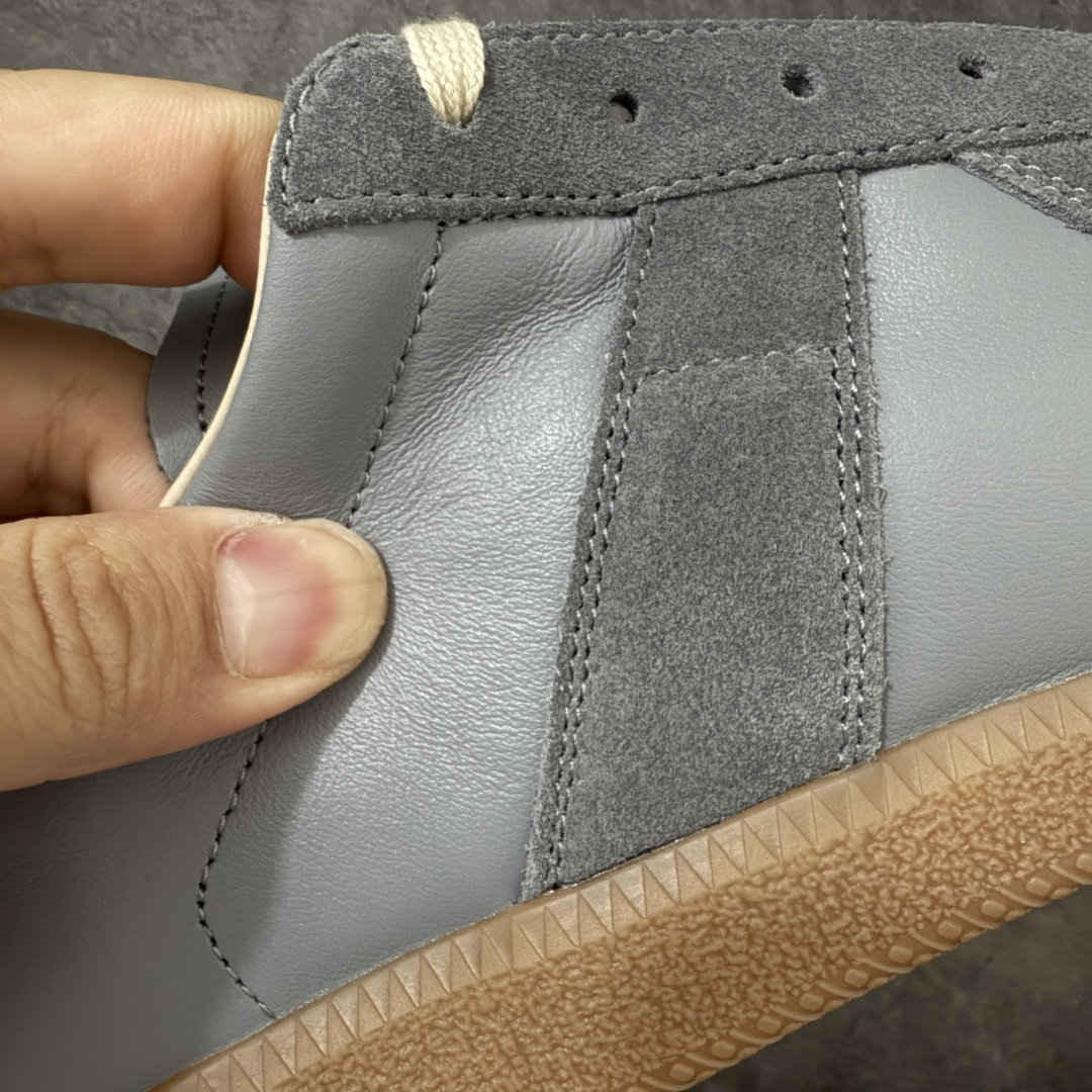 图片[3]-【ZOK纯原】Maison Margiela Calfskin Replica MM6 马吉拉复古低帮时尚德训鞋 私人订单打造 高端零售专供批次 全套原楦原纸板原厂数据开发 全鞋荧光划线卡点 胶水把控整洁度追求极致完美 多重QC质检 超越公司货的品控标准 实实在在的免检产品 原盒原配防尘袋购物卡 全网唯一正确0-23数字排版 一比一间距字体 内里全头层小羊皮 原版防滑鞋底设计 灰色翻毛牛皮 白色细纹贝利头层皮 依照原版逐帧开发 原装淡粉纸板中底带编号钢印 尺码：40-47含半码-选品中心
