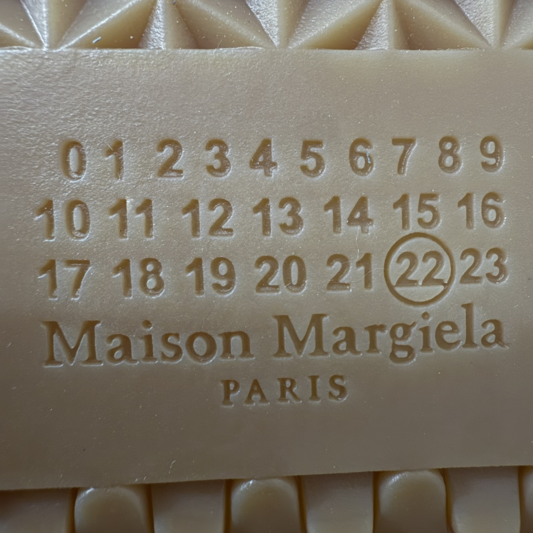 图片[10]-【ZOK纯原】Maison Margiela Calfskin Replica MM6 马吉拉复古低帮时尚德训鞋 私人订单打造 高端零售专供批次 全套原楦原纸板原厂数据开发 全鞋荧光划线卡点 胶水把控整洁度追求极致完美 多重QC质检 超越公司货的品控标准 实实在在的免检产品 原盒原配防尘袋购物卡 全网唯一正确0-23数字排版 一比一间距字体 内里全头层小羊皮 原版防滑鞋底设计 灰色翻毛牛皮 白色细纹贝利头层皮 依照原版逐帧开发 原装淡粉纸板中底带编号钢印 尺码：40-47含半码-选品中心