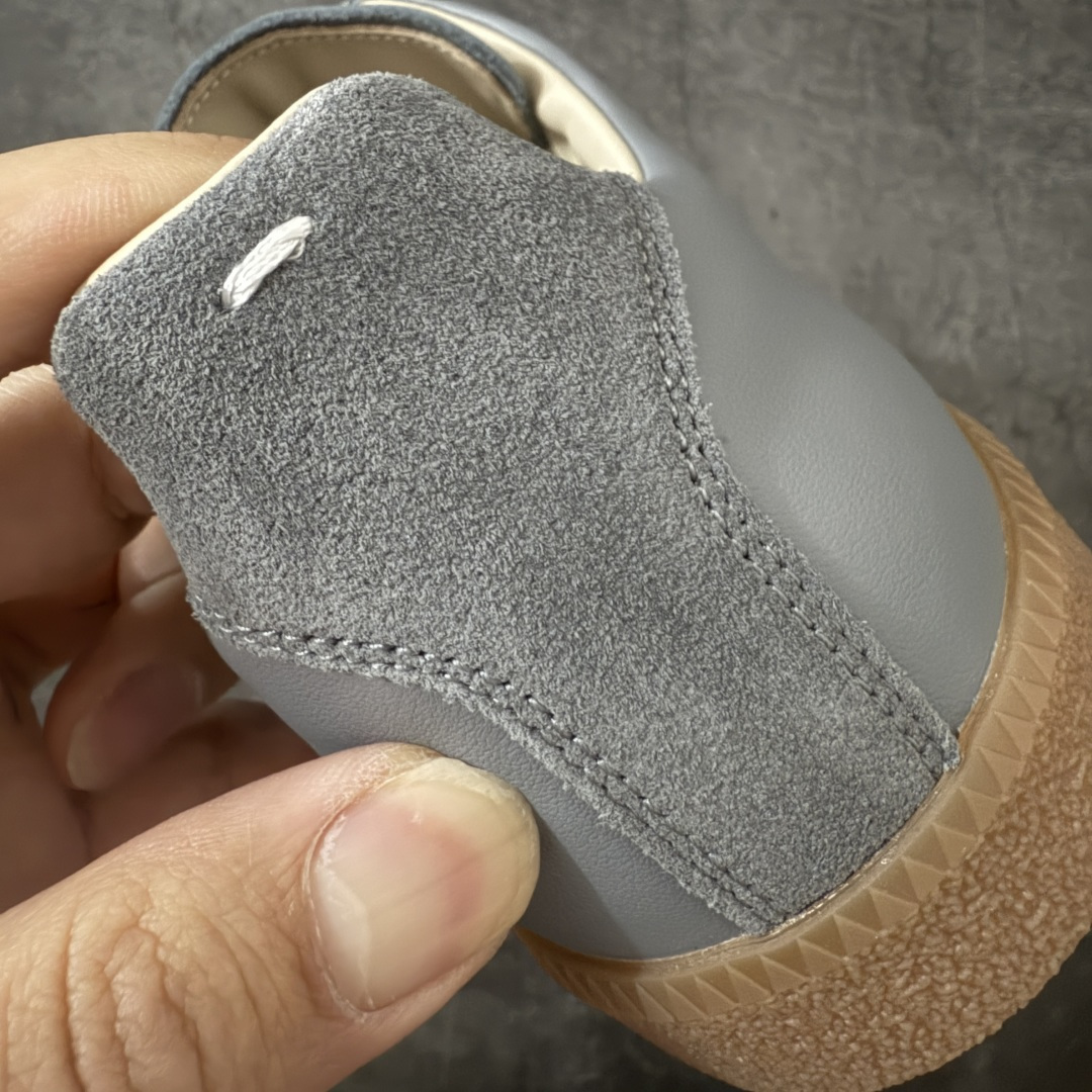 图片[2]-【ZOK纯原】Maison Margiela Calfskin Replica MM6 马吉拉复古低帮时尚德训鞋 私人订单打造 高端零售专供批次 全套原楦原纸板原厂数据开发 全鞋荧光划线卡点 胶水把控整洁度追求极致完美 多重QC质检 超越公司货的品控标准 实实在在的免检产品 原盒原配防尘袋购物卡 全网唯一正确0-23数字排版 一比一间距字体 内里全头层小羊皮 原版防滑鞋底设计 灰色翻毛牛皮 白色细纹贝利头层皮 依照原版逐帧开发 原装淡粉纸板中底带编号钢印 尺码：40-47含半码-选品中心