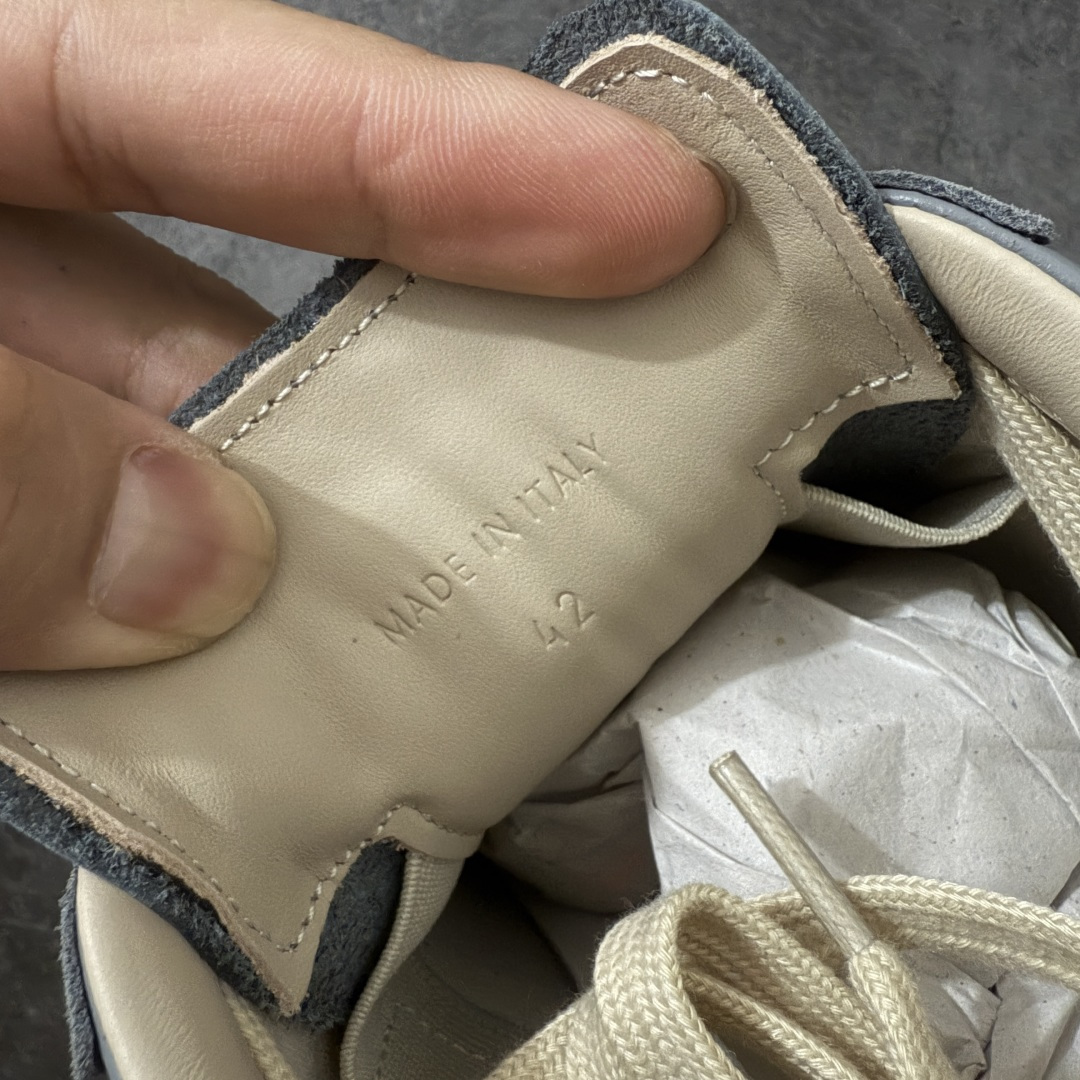 图片[7]-【ZOK纯原】Maison Margiela Calfskin Replica MM6 马吉拉复古低帮时尚德训鞋 私人订单打造 高端零售专供批次 全套原楦原纸板原厂数据开发 全鞋荧光划线卡点 胶水把控整洁度追求极致完美 多重QC质检 超越公司货的品控标准 实实在在的免检产品 原盒原配防尘袋购物卡 全网唯一正确0-23数字排版 一比一间距字体 内里全头层小羊皮 原版防滑鞋底设计 灰色翻毛牛皮 白色细纹贝利头层皮 依照原版逐帧开发 原装淡粉纸板中底带编号钢印 尺码：40-47含半码-选品中心