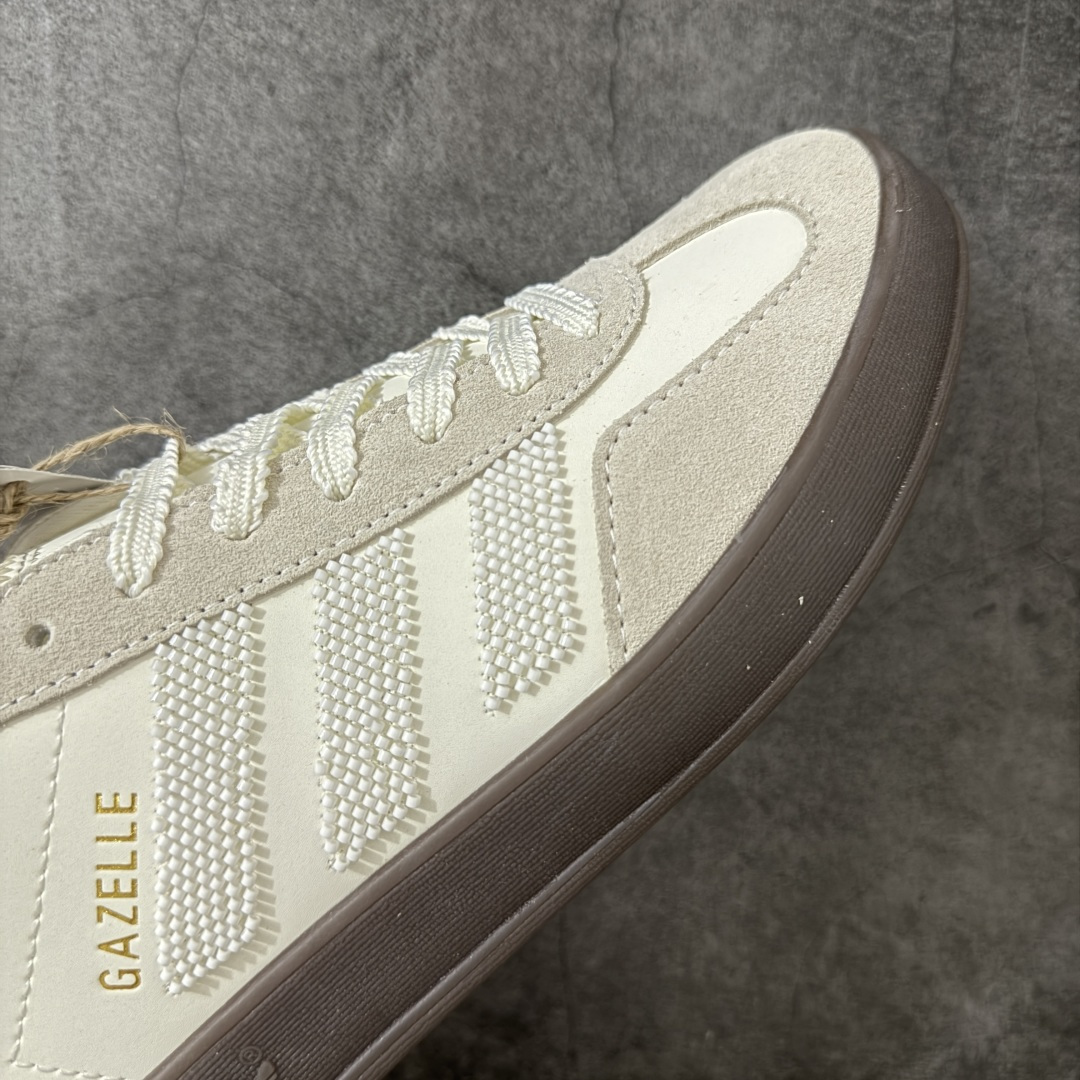 图片[6]-【正确版】CLOT x adidas originals GAZELLE 重磅联名 这款鞋在保留Gazelle经典轮廓的同时，注入了创新设计元素。其以“光环象牙”为配色主题，展现出优雅的外观。鞋面采用精细的针织纹理，并结合绒面革材质覆盖鞋眼、鞋头和鞋跟部分，既提升了精致感，又增强了耐用性 货号：IH3719 尺码：35.5 36 36.5 37 38 38.5 39 40 41 42 42.5 43 44 45-选品中心