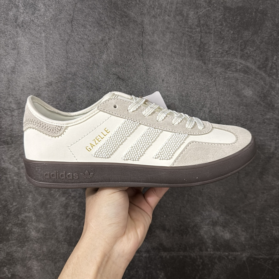 【正确版】CLOT x adidas originals GAZELLE 重磅联名 这款鞋在保留Gazelle经典轮廓的同时，注入了创新设计元素。其以“光环象牙”为配色主题，展现出优雅的外观。鞋面采用精细的针织纹理，并结合绒面革材质覆盖鞋眼、鞋头和鞋跟部分，既提升了精致感，又增强了耐用性 货号：IH3719 尺码：35.5 36 36.5 37 38 38.5 39 40 41 42 42.5 43 44 45-选品中心