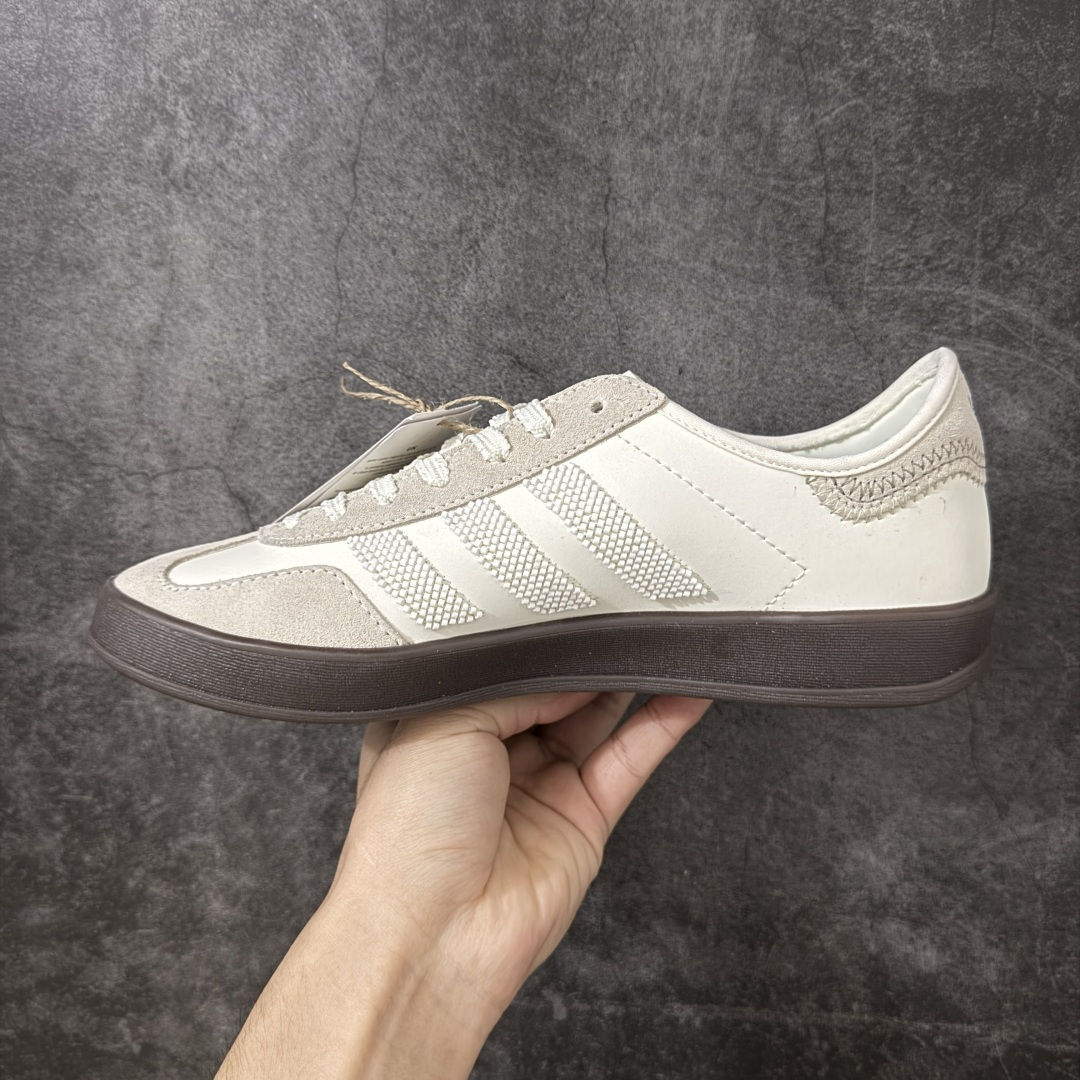 图片[2]-【正确版】CLOT x adidas originals GAZELLE 重磅联名 这款鞋在保留Gazelle经典轮廓的同时，注入了创新设计元素。其以“光环象牙”为配色主题，展现出优雅的外观。鞋面采用精细的针织纹理，并结合绒面革材质覆盖鞋眼、鞋头和鞋跟部分，既提升了精致感，又增强了耐用性 货号：IH3719 尺码：35.5 36 36.5 37 38 38.5 39 40 41 42 42.5 43 44 45-选品中心