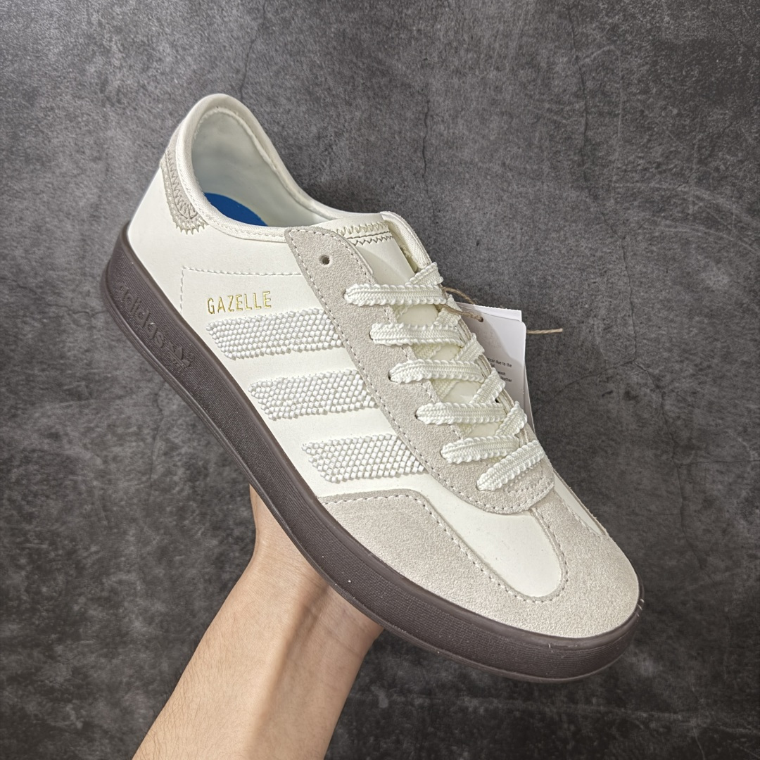图片[3]-【正确版】CLOT x adidas originals GAZELLE 重磅联名 这款鞋在保留Gazelle经典轮廓的同时，注入了创新设计元素。其以“光环象牙”为配色主题，展现出优雅的外观。鞋面采用精细的针织纹理，并结合绒面革材质覆盖鞋眼、鞋头和鞋跟部分，既提升了精致感，又增强了耐用性 货号：IH3719 尺码：35.5 36 36.5 37 38 38.5 39 40 41 42 42.5 43 44 45-选品中心