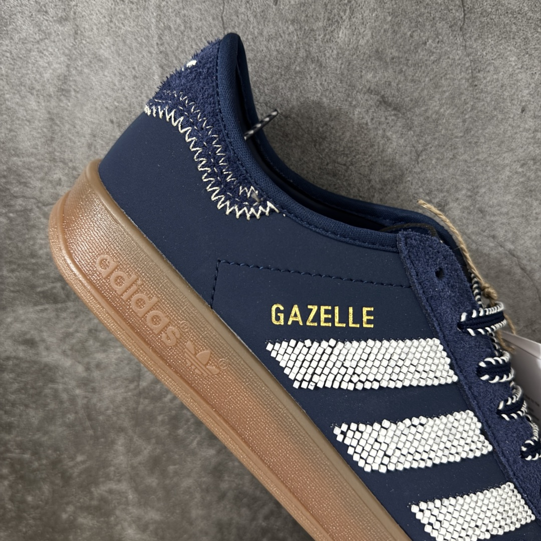 图片[7]-【正确版】CLOT x adidas originals GAZELLE 重磅联名 这款鞋在保留Gazelle经典轮廓的同时，注入了创新设计元素。其以“光环象牙”为配色主题，展现出优雅的外观。鞋面采用精细的针织纹理，并结合绒面革材质覆盖鞋眼、鞋头和鞋跟部分，既提升了精致感，又增强了耐用性 货号：IH3725 尺码：35.5 36 36.5 37 38 38.5 39 40 41 42 42.5 43 44 45-选品中心