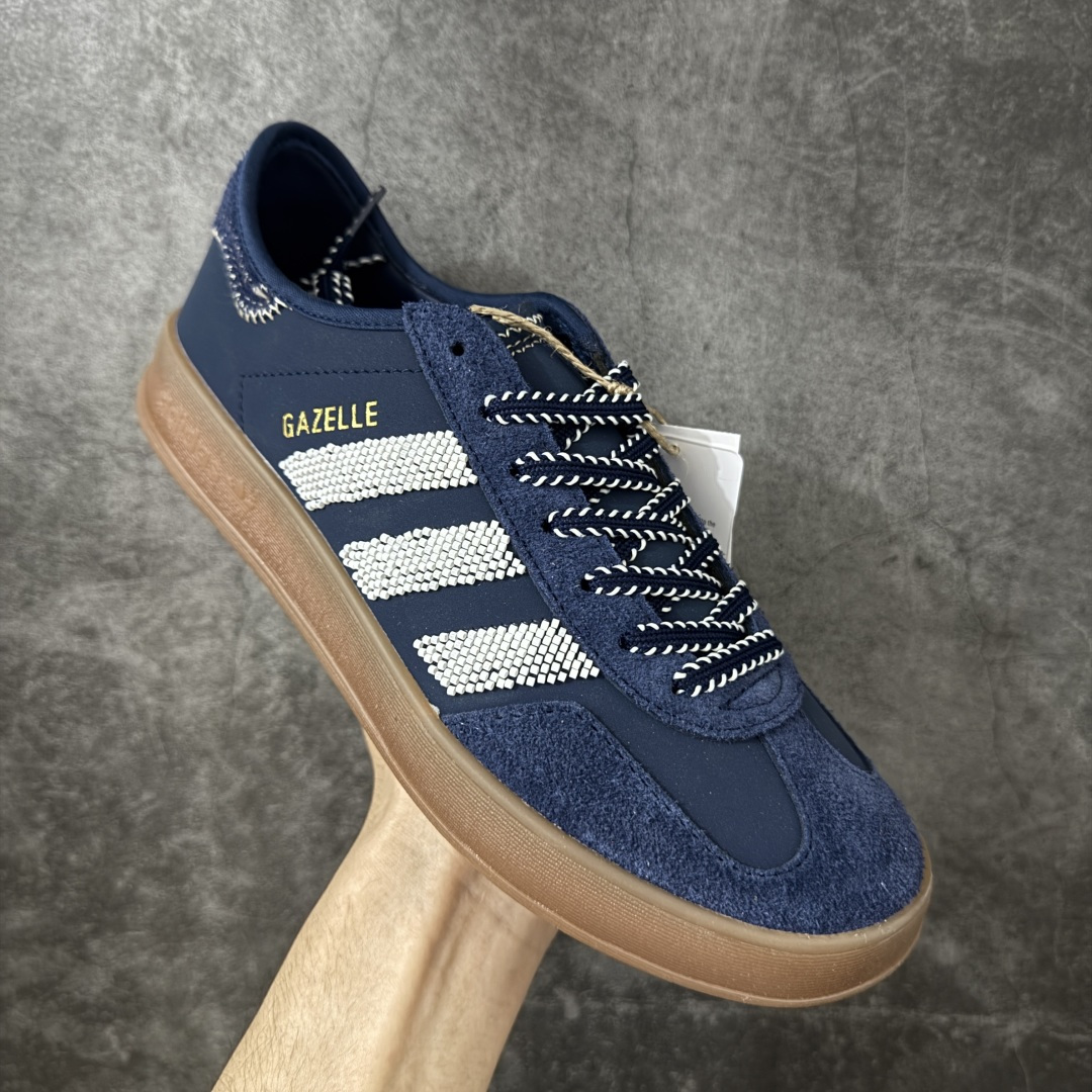 图片[3]-【正确版】CLOT x adidas originals GAZELLE 重磅联名 这款鞋在保留Gazelle经典轮廓的同时，注入了创新设计元素。其以“光环象牙”为配色主题，展现出优雅的外观。鞋面采用精细的针织纹理，并结合绒面革材质覆盖鞋眼、鞋头和鞋跟部分，既提升了精致感，又增强了耐用性 货号：IH3725 尺码：35.5 36 36.5 37 38 38.5 39 40 41 42 42.5 43 44 45-选品中心