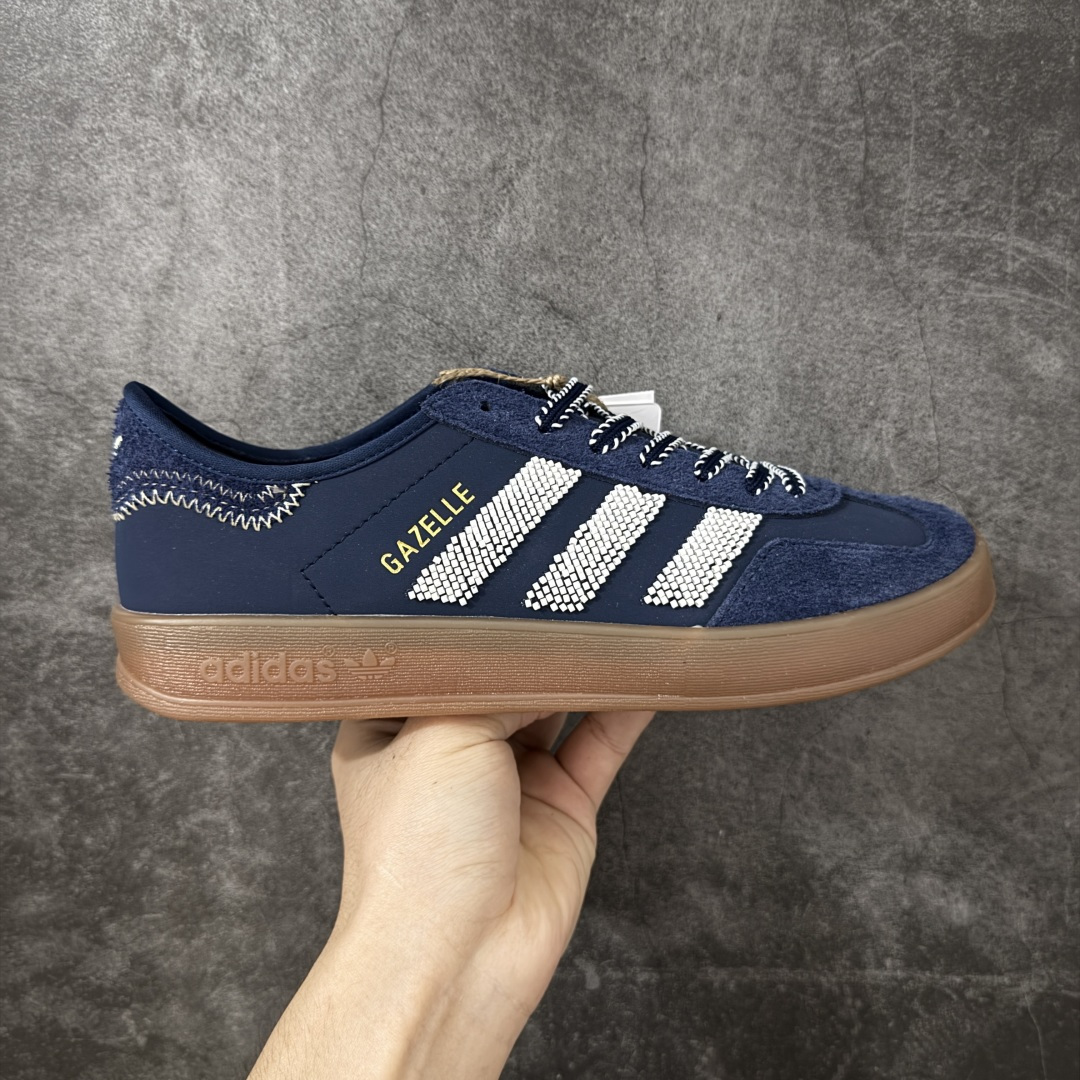 【正确版】CLOT x adidas originals GAZELLE 重磅联名 这款鞋在保留Gazelle经典轮廓的同时，注入了创新设计元素。其以“光环象牙”为配色主题，展现出优雅的外观。鞋面采用精细的针织纹理，并结合绒面革材质覆盖鞋眼、鞋头和鞋跟部分，既提升了精致感，又增强了耐用性 货号：IH3725 尺码：35.5 36 36.5 37 38 38.5 39 40 41 42 42.5 43 44 45-选品中心