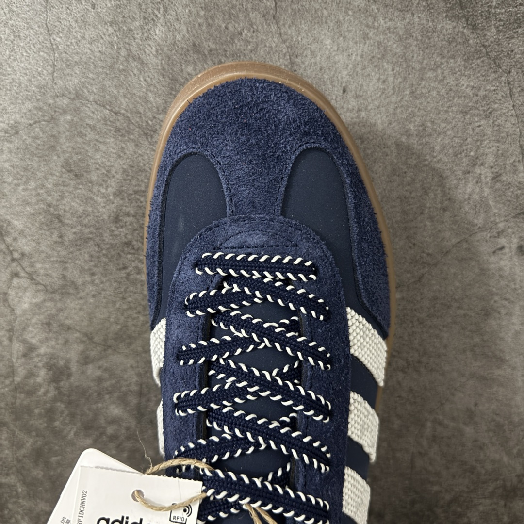 图片[5]-【正确版】CLOT x adidas originals GAZELLE 重磅联名 这款鞋在保留Gazelle经典轮廓的同时，注入了创新设计元素。其以“光环象牙”为配色主题，展现出优雅的外观。鞋面采用精细的针织纹理，并结合绒面革材质覆盖鞋眼、鞋头和鞋跟部分，既提升了精致感，又增强了耐用性 货号：IH3725 尺码：35.5 36 36.5 37 38 38.5 39 40 41 42 42.5 43 44 45-选品中心