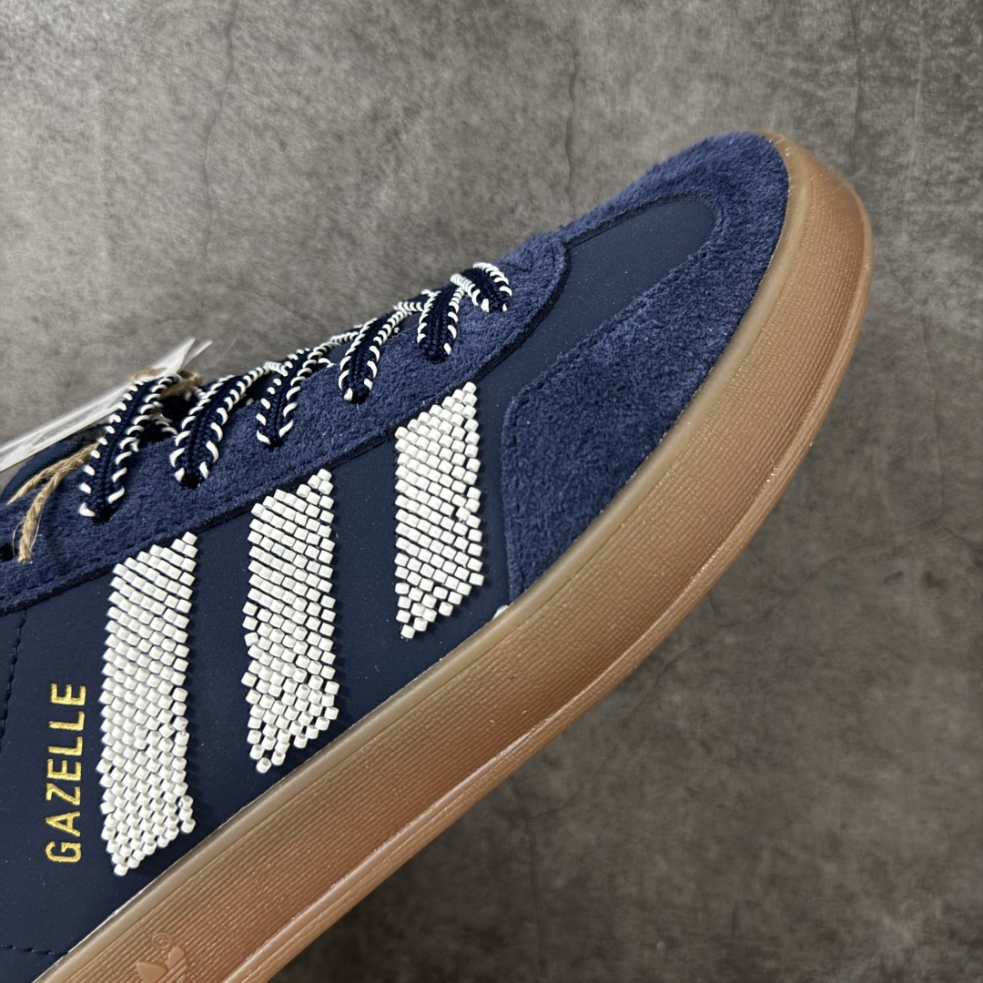 图片[6]-【正确版】CLOT x adidas originals GAZELLE 重磅联名 这款鞋在保留Gazelle经典轮廓的同时，注入了创新设计元素。其以“光环象牙”为配色主题，展现出优雅的外观。鞋面采用精细的针织纹理，并结合绒面革材质覆盖鞋眼、鞋头和鞋跟部分，既提升了精致感，又增强了耐用性 货号：IH3725 尺码：35.5 36 36.5 37 38 38.5 39 40 41 42 42.5 43 44 45-选品中心