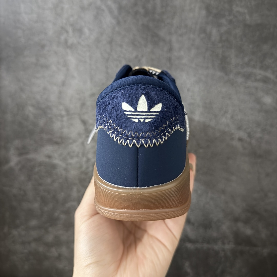 图片[4]-【正确版】CLOT x adidas originals GAZELLE 重磅联名 这款鞋在保留Gazelle经典轮廓的同时，注入了创新设计元素。其以“光环象牙”为配色主题，展现出优雅的外观。鞋面采用精细的针织纹理，并结合绒面革材质覆盖鞋眼、鞋头和鞋跟部分，既提升了精致感，又增强了耐用性 货号：IH3725 尺码：35.5 36 36.5 37 38 38.5 39 40 41 42 42.5 43 44 45-选品中心
