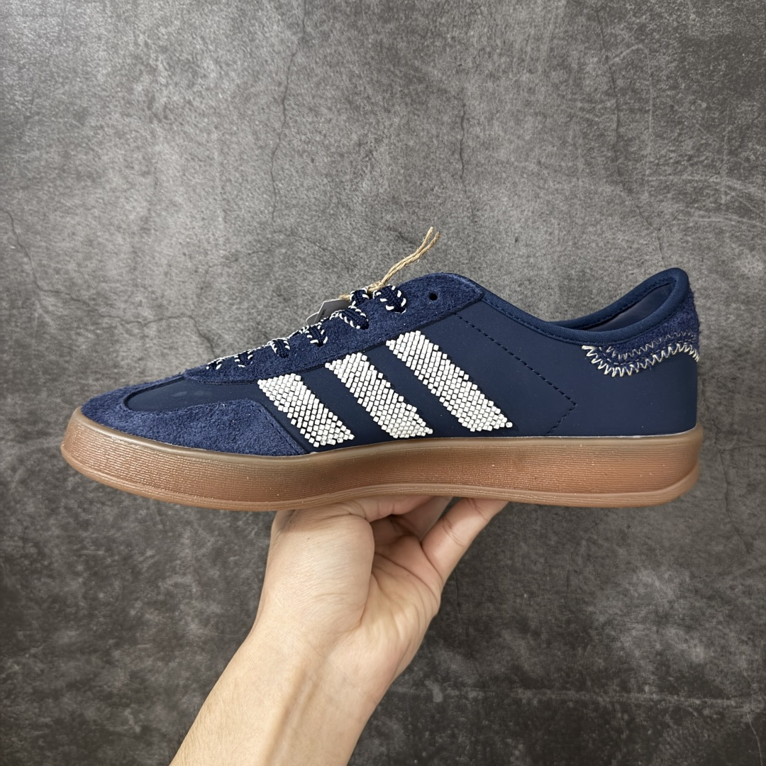 图片[2]-【正确版】CLOT x adidas originals GAZELLE 重磅联名 这款鞋在保留Gazelle经典轮廓的同时，注入了创新设计元素。其以“光环象牙”为配色主题，展现出优雅的外观。鞋面采用精细的针织纹理，并结合绒面革材质覆盖鞋眼、鞋头和鞋跟部分，既提升了精致感，又增强了耐用性 货号：IH3725 尺码：35.5 36 36.5 37 38 38.5 39 40 41 42 42.5 43 44 45-选品中心