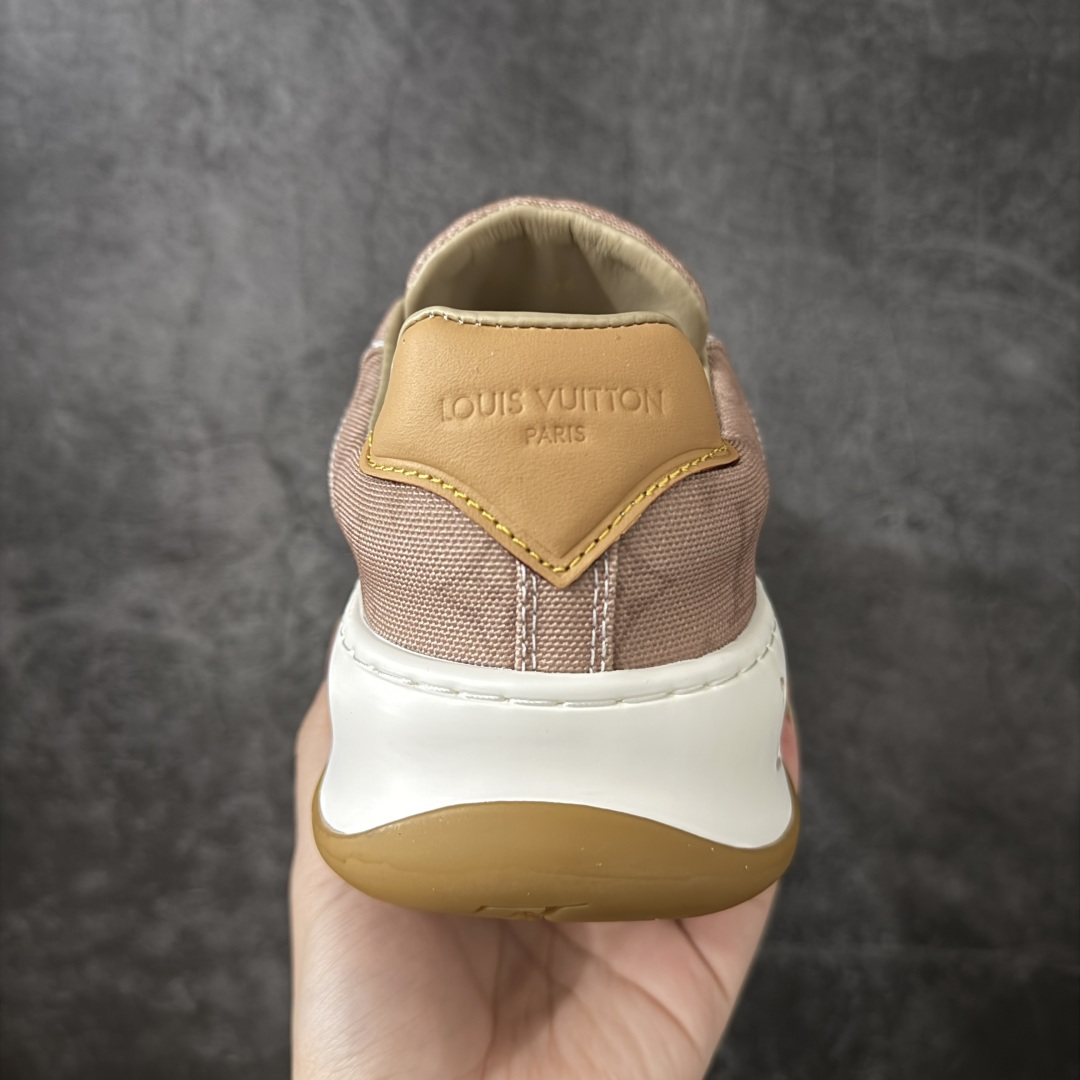 图片[4]-【广东礼盒版】LOUIS VUITTON Tilted 系列 LV饼干鞋｜2026 早春全新上架 LV 路易威登 Tilted Low Sneakers 倾斜系列低帮复古休闲运动板鞋 男鞋｜广东原产｜市售顶级版本 ✦ 升级原楦型开发纸版，鞋型更立体更正 ✦ Monogram 丹宁布鞋面，质感高级耐看 ✦ 鞋垫嵌入EVA软脚感物料，回弹舒适 ✦ 后跟耐弯折滴塑支撑片，稳定不塌 ✦ 全新开发TPR光泽组合隔色鞋底 ✦ LV组合 TPU 生胶底结构，行走稳、耐磨强 ✦ 原版购入开发 ✦ 厚实抽屉式礼品鞋盒 ✦ 原装包装说明书＋防尘布袋 ✦ 附送官方快递加固牛皮纸外盒 法国巴黎百年奢侈品牌 LOUIS VUITTON 路易威登 尺码：39 40 41 42 43 44 45-选品中心