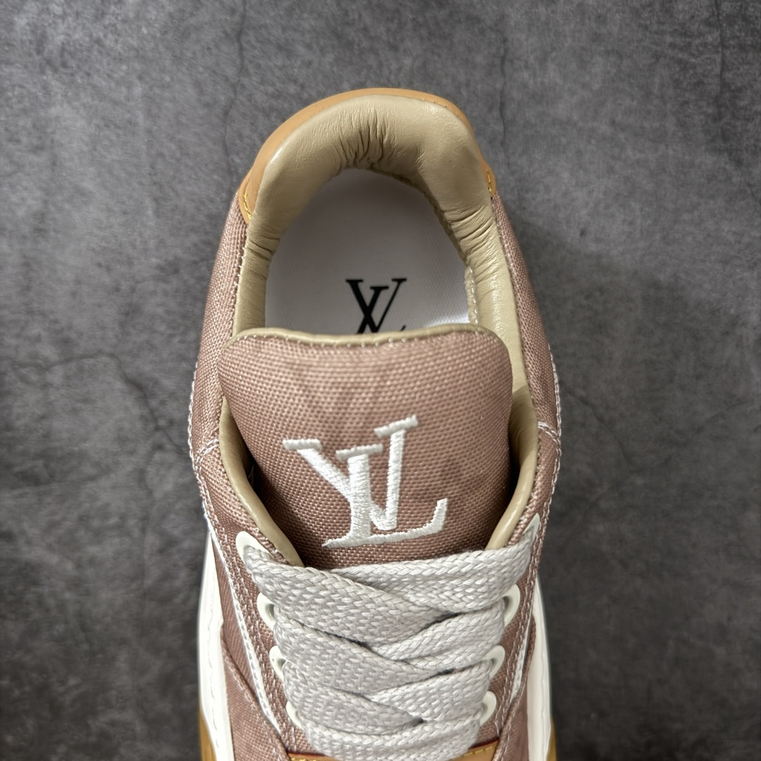 图片[8]-【广东礼盒版】LOUIS VUITTON Tilted 系列 LV饼干鞋｜2026 早春全新上架 LV 路易威登 Tilted Low Sneakers 倾斜系列低帮复古休闲运动板鞋 男鞋｜广东原产｜市售顶级版本 ✦ 升级原楦型开发纸版，鞋型更立体更正 ✦ Monogram 丹宁布鞋面，质感高级耐看 ✦ 鞋垫嵌入EVA软脚感物料，回弹舒适 ✦ 后跟耐弯折滴塑支撑片，稳定不塌 ✦ 全新开发TPR光泽组合隔色鞋底 ✦ LV组合 TPU 生胶底结构，行走稳、耐磨强 ✦ 原版购入开发 ✦ 厚实抽屉式礼品鞋盒 ✦ 原装包装说明书＋防尘布袋 ✦ 附送官方快递加固牛皮纸外盒 法国巴黎百年奢侈品牌 LOUIS VUITTON 路易威登 尺码：39 40 41 42 43 44 45-选品中心