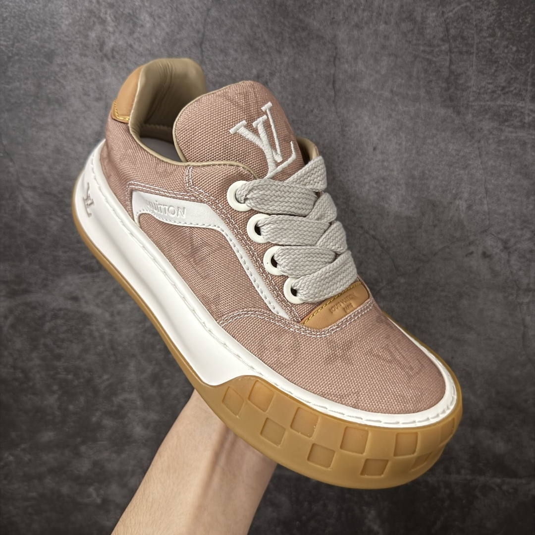 图片[3]-【广东礼盒版】LOUIS VUITTON Tilted 系列 LV饼干鞋｜2026 早春全新上架 LV 路易威登 Tilted Low Sneakers 倾斜系列低帮复古休闲运动板鞋 男鞋｜广东原产｜市售顶级版本 ✦ 升级原楦型开发纸版，鞋型更立体更正 ✦ Monogram 丹宁布鞋面，质感高级耐看 ✦ 鞋垫嵌入EVA软脚感物料，回弹舒适 ✦ 后跟耐弯折滴塑支撑片，稳定不塌 ✦ 全新开发TPR光泽组合隔色鞋底 ✦ LV组合 TPU 生胶底结构，行走稳、耐磨强 ✦ 原版购入开发 ✦ 厚实抽屉式礼品鞋盒 ✦ 原装包装说明书＋防尘布袋 ✦ 附送官方快递加固牛皮纸外盒 法国巴黎百年奢侈品牌 LOUIS VUITTON 路易威登 尺码：39 40 41 42 43 44 45-选品中心