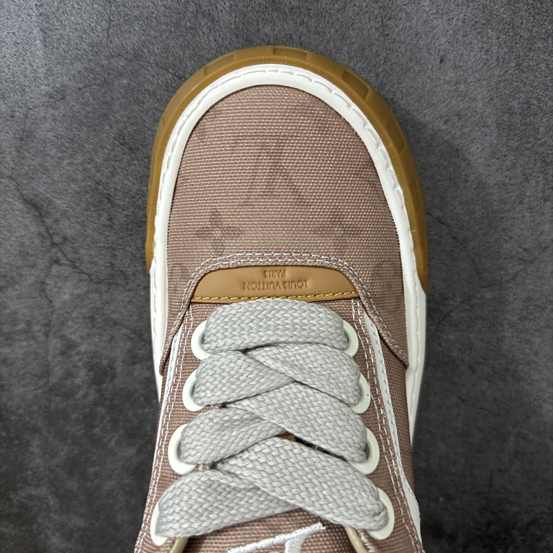 图片[5]-【广东礼盒版】LOUIS VUITTON Tilted 系列 LV饼干鞋｜2026 早春全新上架 LV 路易威登 Tilted Low Sneakers 倾斜系列低帮复古休闲运动板鞋 男鞋｜广东原产｜市售顶级版本 ✦ 升级原楦型开发纸版，鞋型更立体更正 ✦ Monogram 丹宁布鞋面，质感高级耐看 ✦ 鞋垫嵌入EVA软脚感物料，回弹舒适 ✦ 后跟耐弯折滴塑支撑片，稳定不塌 ✦ 全新开发TPR光泽组合隔色鞋底 ✦ LV组合 TPU 生胶底结构，行走稳、耐磨强 ✦ 原版购入开发 ✦ 厚实抽屉式礼品鞋盒 ✦ 原装包装说明书＋防尘布袋 ✦ 附送官方快递加固牛皮纸外盒 法国巴黎百年奢侈品牌 LOUIS VUITTON 路易威登 尺码：39 40 41 42 43 44 45-选品中心