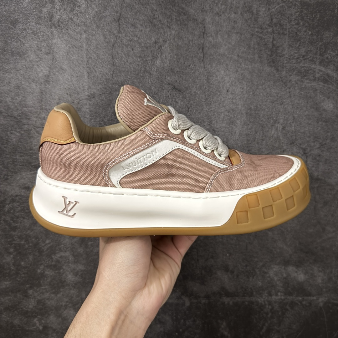 【广东礼盒版】LOUIS VUITTON Tilted 系列 LV饼干鞋｜2026 早春全新上架 LV 路易威登 Tilted Low Sneakers 倾斜系列低帮复古休闲运动板鞋 男鞋｜广东原产｜市售顶级版本 ✦ 升级原楦型开发纸版，鞋型更立体更正 ✦ Monogram 丹宁布鞋面，质感高级耐看 ✦ 鞋垫嵌入EVA软脚感物料，回弹舒适 ✦ 后跟耐弯折滴塑支撑片，稳定不塌 ✦ 全新开发TPR光泽组合隔色鞋底 ✦ LV组合 TPU 生胶底结构，行走稳、耐磨强 ✦ 原版购入开发 ✦ 厚实抽屉式礼品鞋盒 ✦ 原装包装说明书＋防尘布袋 ✦ 附送官方快递加固牛皮纸外盒 法国巴黎百年奢侈品牌 LOUIS VUITTON 路易威登 尺码：39 40 41 42 43 44 45-选品中心