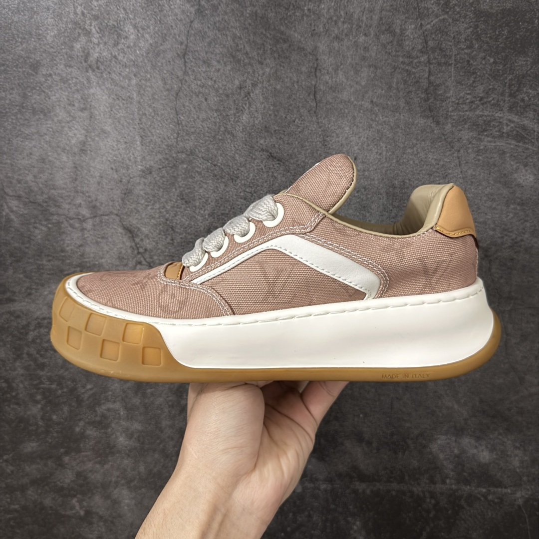 图片[2]-【广东礼盒版】LOUIS VUITTON Tilted 系列 LV饼干鞋｜2026 早春全新上架 LV 路易威登 Tilted Low Sneakers 倾斜系列低帮复古休闲运动板鞋 男鞋｜广东原产｜市售顶级版本 ✦ 升级原楦型开发纸版，鞋型更立体更正 ✦ Monogram 丹宁布鞋面，质感高级耐看 ✦ 鞋垫嵌入EVA软脚感物料，回弹舒适 ✦ 后跟耐弯折滴塑支撑片，稳定不塌 ✦ 全新开发TPR光泽组合隔色鞋底 ✦ LV组合 TPU 生胶底结构，行走稳、耐磨强 ✦ 原版购入开发 ✦ 厚实抽屉式礼品鞋盒 ✦ 原装包装说明书＋防尘布袋 ✦ 附送官方快递加固牛皮纸外盒 法国巴黎百年奢侈品牌 LOUIS VUITTON 路易威登 尺码：39 40 41 42 43 44 45-选品中心