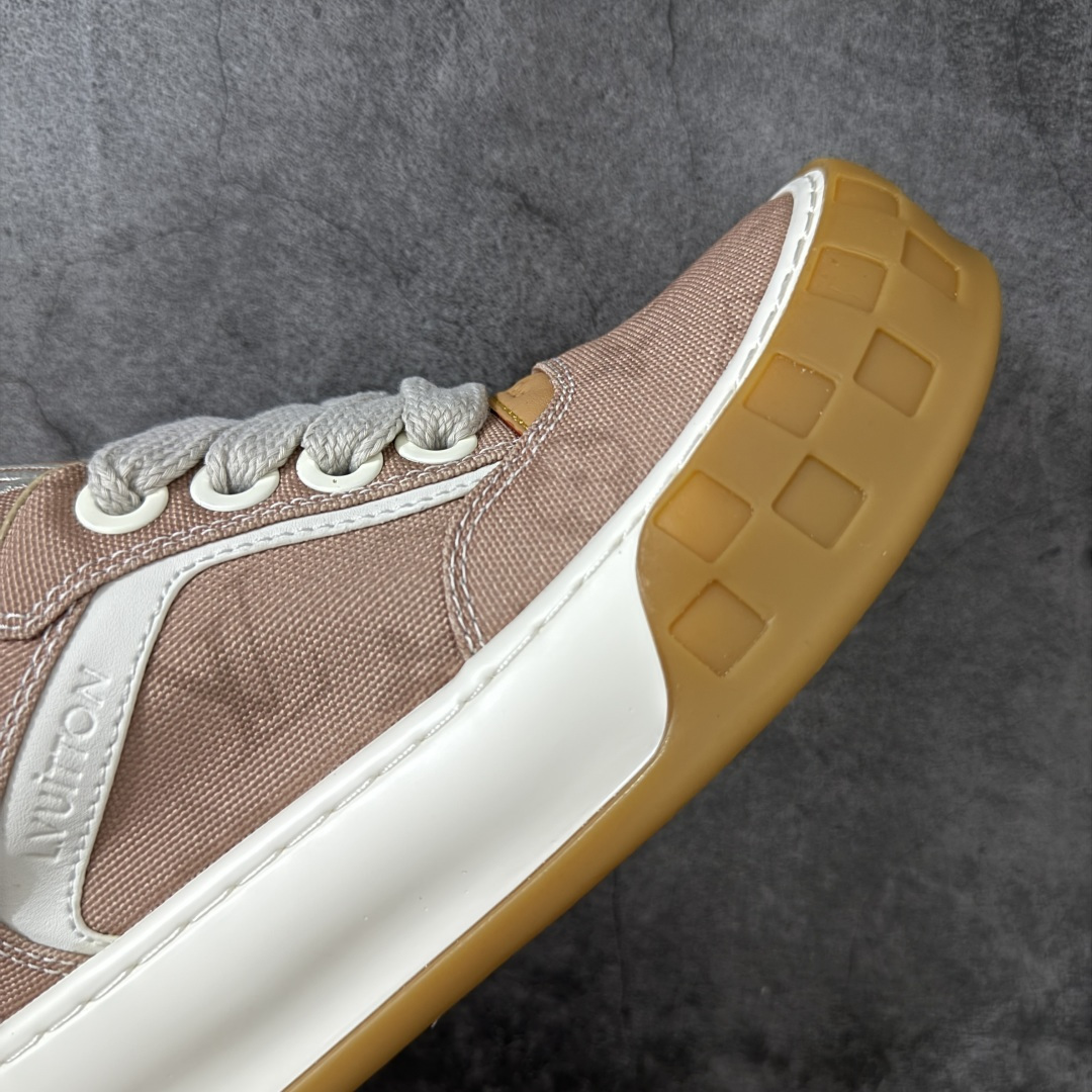 图片[6]-【广东礼盒版】LOUIS VUITTON Tilted 系列 LV饼干鞋｜2026 早春全新上架 LV 路易威登 Tilted Low Sneakers 倾斜系列低帮复古休闲运动板鞋 男鞋｜广东原产｜市售顶级版本 ✦ 升级原楦型开发纸版，鞋型更立体更正 ✦ Monogram 丹宁布鞋面，质感高级耐看 ✦ 鞋垫嵌入EVA软脚感物料，回弹舒适 ✦ 后跟耐弯折滴塑支撑片，稳定不塌 ✦ 全新开发TPR光泽组合隔色鞋底 ✦ LV组合 TPU 生胶底结构，行走稳、耐磨强 ✦ 原版购入开发 ✦ 厚实抽屉式礼品鞋盒 ✦ 原装包装说明书＋防尘布袋 ✦ 附送官方快递加固牛皮纸外盒 法国巴黎百年奢侈品牌 LOUIS VUITTON 路易威登 尺码：39 40 41 42 43 44 45-选品中心