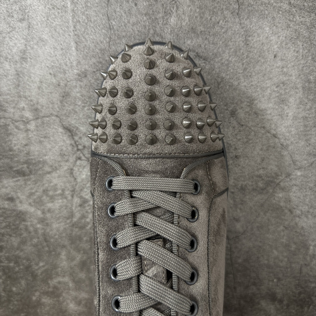 图片[5]-【莞产版本】法国品牌Christian Louboutin CL（路铂廷） 红底鞋 男鞋低帮红底鞋水钻系带运动休闲板鞋 高品质做工 细节完美 面料多材料拼接 镶嵌水钻不易掉钻 水钻装饰点缀 舒适圆头设计不挤脚 手工缝制线牢固不掉底 系带设计 内里二层猪皮 脚感舒适有质感 TPU鞋底 底厚约2.5cm 尺码：40-45-选品中心