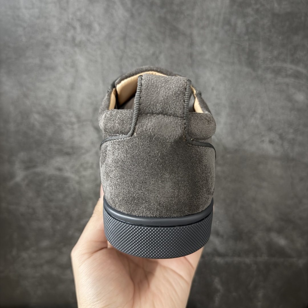 图片[4]-【莞产版本】法国品牌Christian Louboutin CL（路铂廷） 红底鞋 男鞋低帮红底鞋水钻系带运动休闲板鞋 高品质做工 细节完美 面料多材料拼接 镶嵌水钻不易掉钻 水钻装饰点缀 舒适圆头设计不挤脚 手工缝制线牢固不掉底 系带设计 内里二层猪皮 脚感舒适有质感 TPU鞋底 底厚约2.5cm 尺码：40-45-选品中心