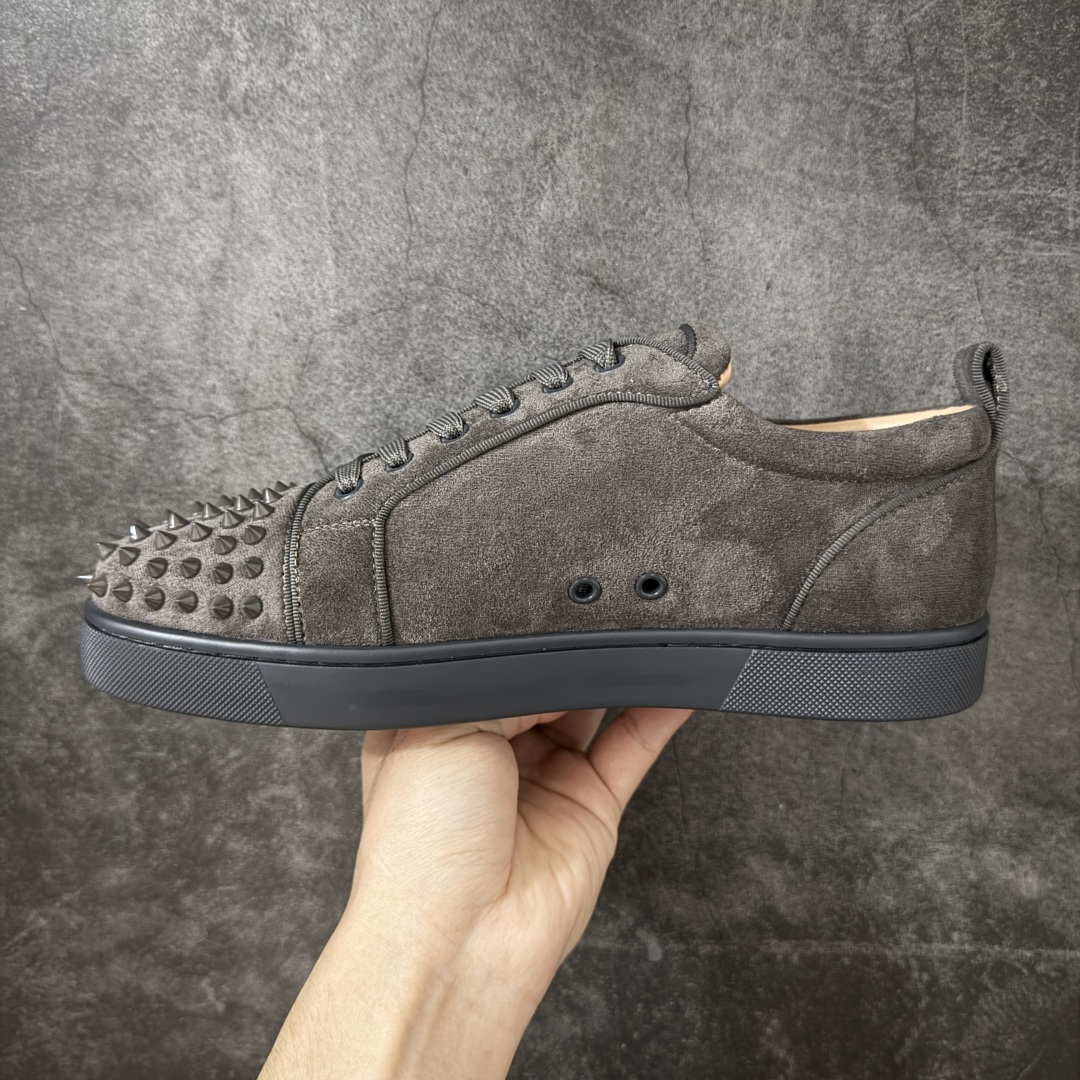 图片[2]-【莞产版本】法国品牌Christian Louboutin CL（路铂廷） 红底鞋 男鞋低帮红底鞋水钻系带运动休闲板鞋 高品质做工 细节完美 面料多材料拼接 镶嵌水钻不易掉钻 水钻装饰点缀 舒适圆头设计不挤脚 手工缝制线牢固不掉底 系带设计 内里二层猪皮 脚感舒适有质感 TPU鞋底 底厚约2.5cm 尺码：40-45-选品中心