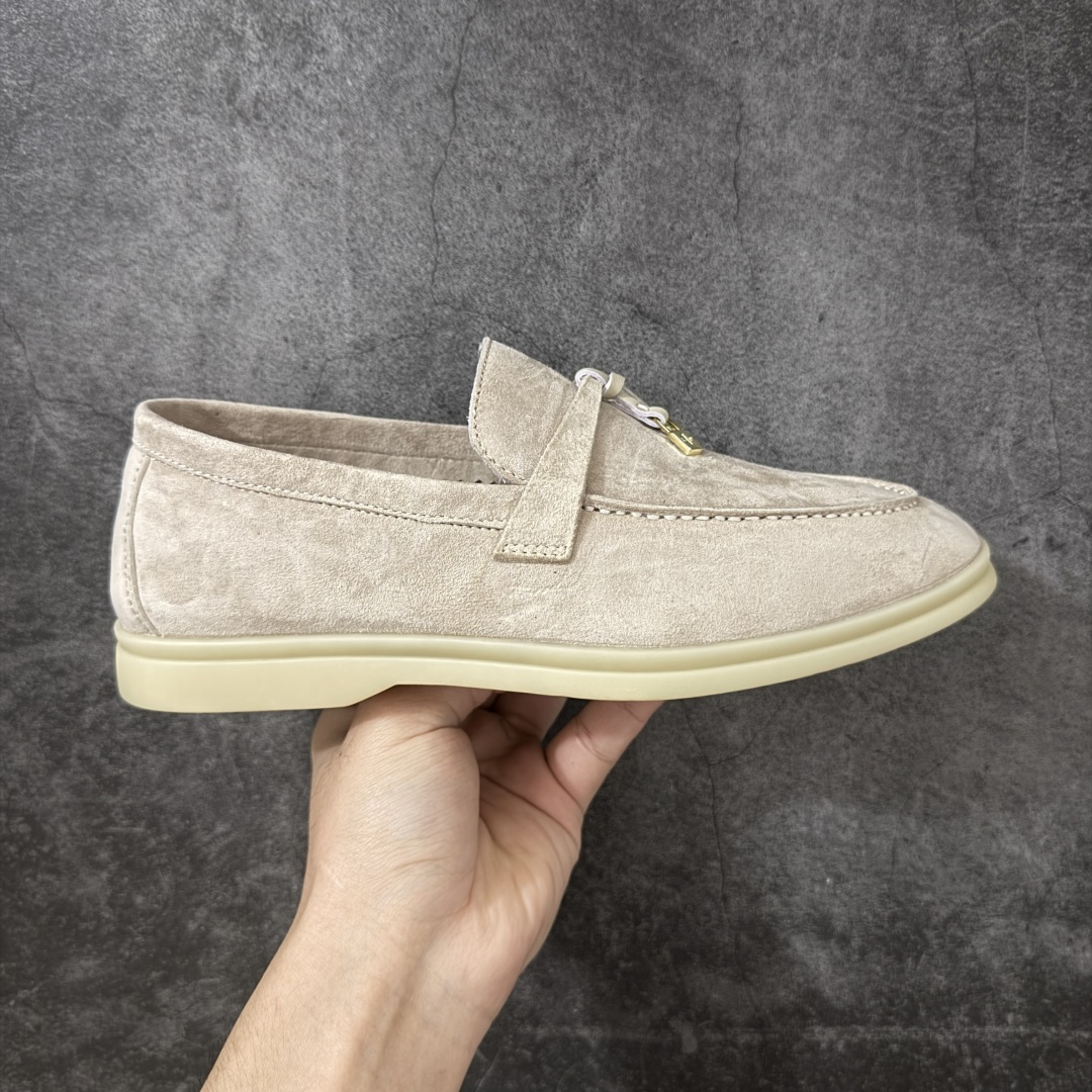 【渠道礼盒版】Loro Piana LP乐悠翩雅25 舒适锁头乐福鞋 目前市场最优品质 全鞋原材料 超高清洁度 完美版型 研究了四个月终于可量产完全复刻💯 徒步五万步不脚疼的鞋 LP是意大利顶级奢侈品牌 低调奢华 设计都是一贯纯色系 简单、细节巧妙、清新脱俗！ 不想满大街撞款的可以看看这个品牌、ins、小红书随处可见这个品牌的身影 ！原版一比一定制 细节处理很好‼️ 面部：进口鹿皮反毛羊皮 垫脚：牛皮垫脚 大底：原版耐磨高弹牛筋底 尺码：35 36 37 38 39 40后续出男码-选品中心