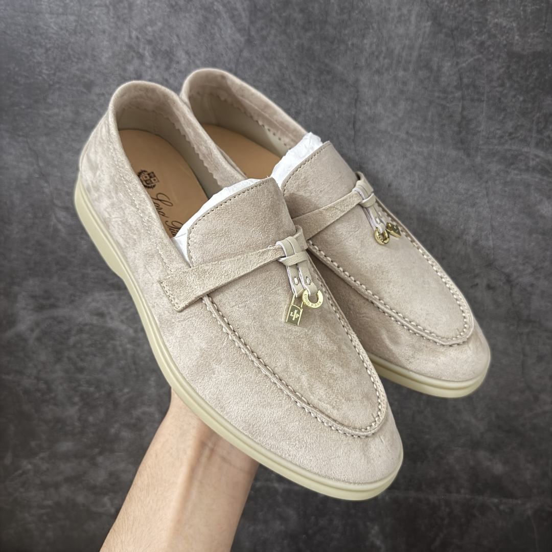 【渠道礼盒版】Loro Piana LP乐悠翩雅25 舒适锁头乐福鞋 目前市场最优品质 全鞋原材料 超高清洁度 完美版型 研究了四个月终于可量产完全复刻💯 徒步五万步不脚疼的鞋 LP是意大利顶级奢侈品牌 低调奢华 设计都是一贯纯色系 简单、细节巧妙、清新脱俗！ 不想满大街撞款的可以看看这个品牌、ins、小红书随处可见这个品牌的身影 ！原版一比一定制 细节处理很好‼️ 面部：进口鹿皮反毛羊皮 垫脚：牛皮垫脚 大底：原版耐磨高弹牛筋底 尺码：35 36 37 38 39 40后续出男码-选品中心