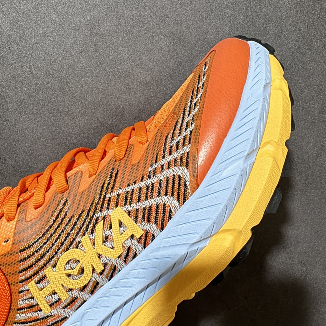 图片[8]-【公司级】Hoka Mafate Speed 4 马法特四代超轻厚底轻量山地跑步鞋 1129930 SBDCT  #轻量化材料Fresh Foam。超轻量中底全部用料过3C认证！ 滚动平衡科技减少33%能量消耗 ！第二代Mafate更是延续精髓设计，并调整了整体的鞋型，修身的鞋型，更加灵巧的感觉一下子来了。外底韧弹感十足的EVA泡绵，结合Vibram橡胶大底，性能稳定输出，无论是平时穿着还是在潮湿的梅雨季节跑步，都是非常优秀的搭配。  尺码：36 36.5 37 38 38.5 39 40 40.5 41 42 42.5 43 44 45-选品中心