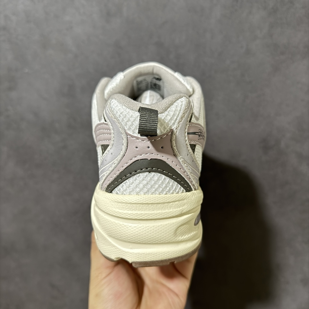 图片[4]-【公司级】New Balance NB530 新百伦复古透气跑步鞋 以皮革为主的人气轮廓 以极具复古风范的跑鞋外观呈现 设计上全鞋以简约清爽的纯白色作基底 鞋身覆盖大面积织物网眼材质 并于鞋头、鞋带孔眼片等细节处点缀对比鲜明的反光银镀层凸显 鞋舌、侧身等位置则辅以一贯的「N」字标志和品牌徽标彰显身份 最后通过搭载的 ABZORB 缓震中底完善整体造型 货号：U5307VI 尺码：36-45-选品中心