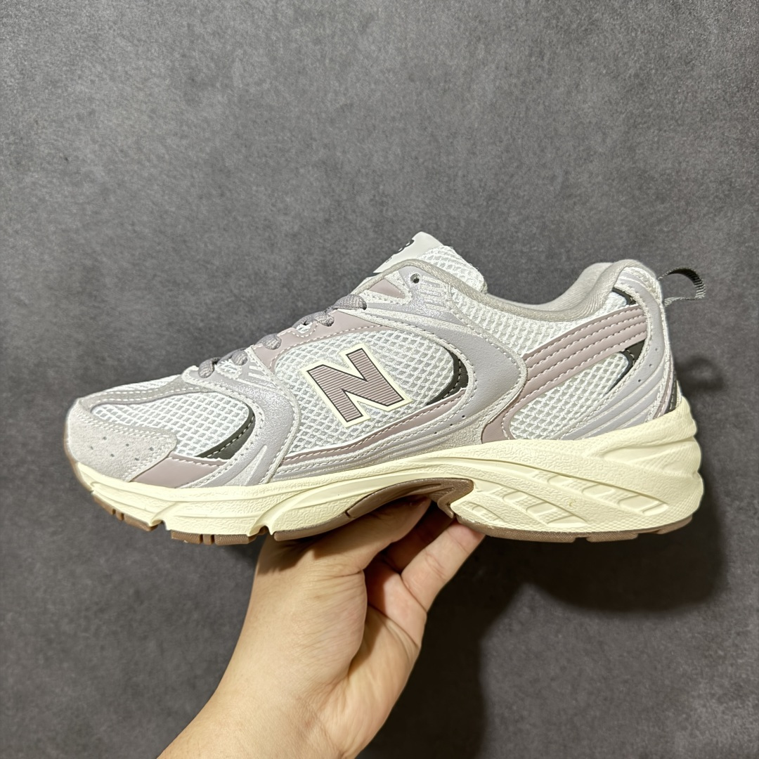 图片[2]-【公司级】New Balance NB530 新百伦复古透气跑步鞋 以皮革为主的人气轮廓 以极具复古风范的跑鞋外观呈现 设计上全鞋以简约清爽的纯白色作基底 鞋身覆盖大面积织物网眼材质 并于鞋头、鞋带孔眼片等细节处点缀对比鲜明的反光银镀层凸显 鞋舌、侧身等位置则辅以一贯的「N」字标志和品牌徽标彰显身份 最后通过搭载的 ABZORB 缓震中底完善整体造型 货号：U5307VI 尺码：36-45-选品中心