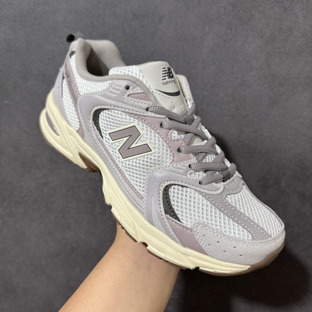 图片[3]-【公司级】New Balance NB530 新百伦复古透气跑步鞋 以皮革为主的人气轮廓 以极具复古风范的跑鞋外观呈现 设计上全鞋以简约清爽的纯白色作基底 鞋身覆盖大面积织物网眼材质 并于鞋头、鞋带孔眼片等细节处点缀对比鲜明的反光银镀层凸显 鞋舌、侧身等位置则辅以一贯的「N」字标志和品牌徽标彰显身份 最后通过搭载的 ABZORB 缓震中底完善整体造型 货号：U5307VI 尺码：36-45-选品中心
