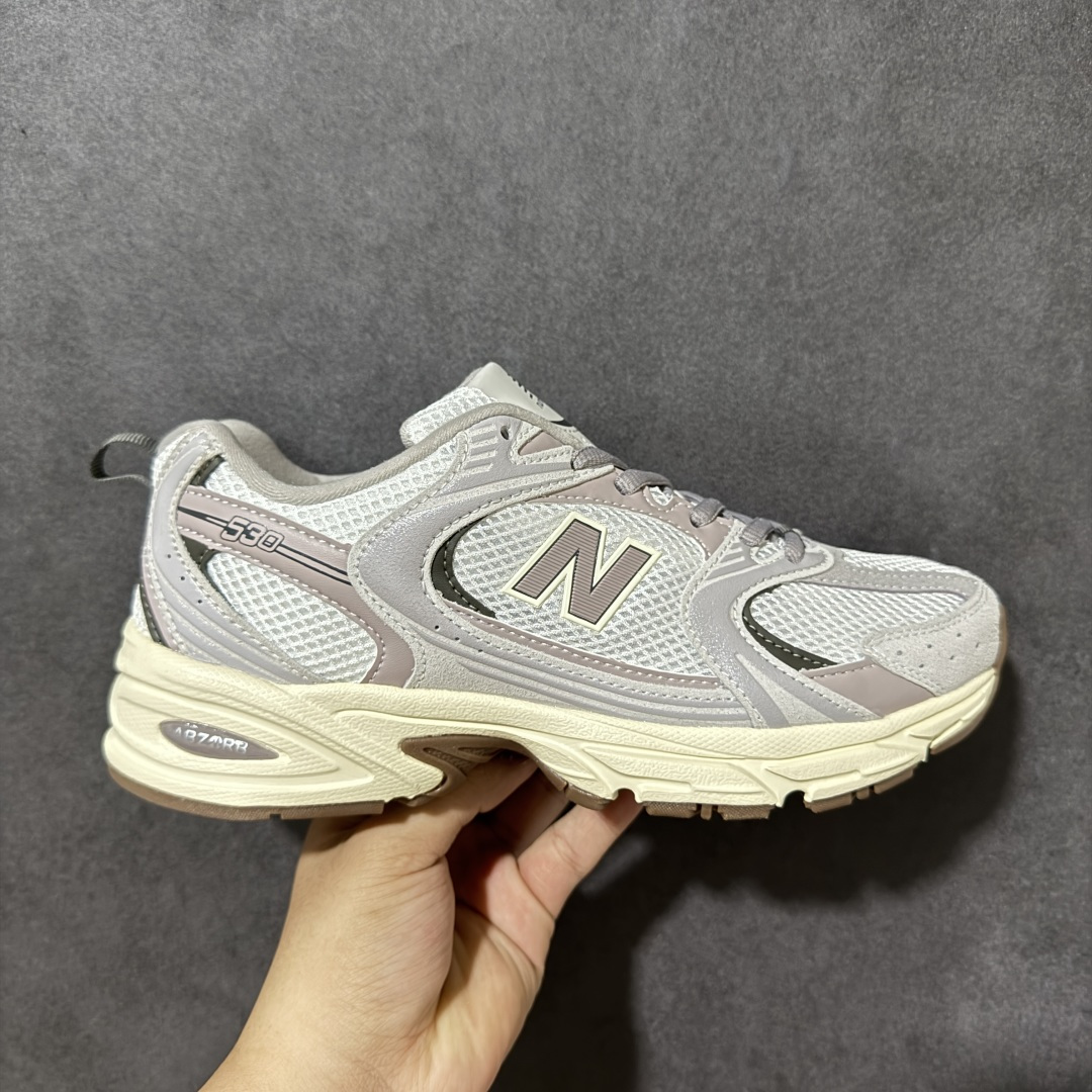 【公司级】New Balance NB530 新百伦复古透气跑步鞋 以皮革为主的人气轮廓 以极具复古风范的跑鞋外观呈现 设计上全鞋以简约清爽的纯白色作基底 鞋身覆盖大面积织物网眼材质 并于鞋头、鞋带孔眼片等细节处点缀对比鲜明的反光银镀层凸显 鞋舌、侧身等位置则辅以一贯的「N」字标志和品牌徽标彰显身份 最后通过搭载的 ABZORB 缓震中底完善整体造型 货号：U5307VI 尺码：36-45-选品中心