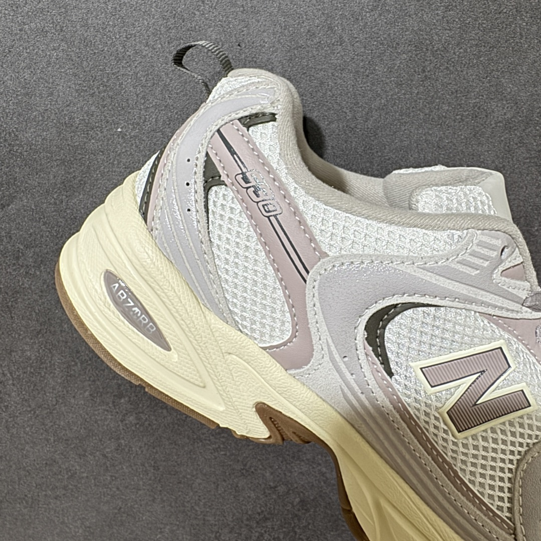 图片[7]-【公司级】New Balance NB530 新百伦复古透气跑步鞋 以皮革为主的人气轮廓 以极具复古风范的跑鞋外观呈现 设计上全鞋以简约清爽的纯白色作基底 鞋身覆盖大面积织物网眼材质 并于鞋头、鞋带孔眼片等细节处点缀对比鲜明的反光银镀层凸显 鞋舌、侧身等位置则辅以一贯的「N」字标志和品牌徽标彰显身份 最后通过搭载的 ABZORB 缓震中底完善整体造型 货号：U5307VI 尺码：36-45-选品中心