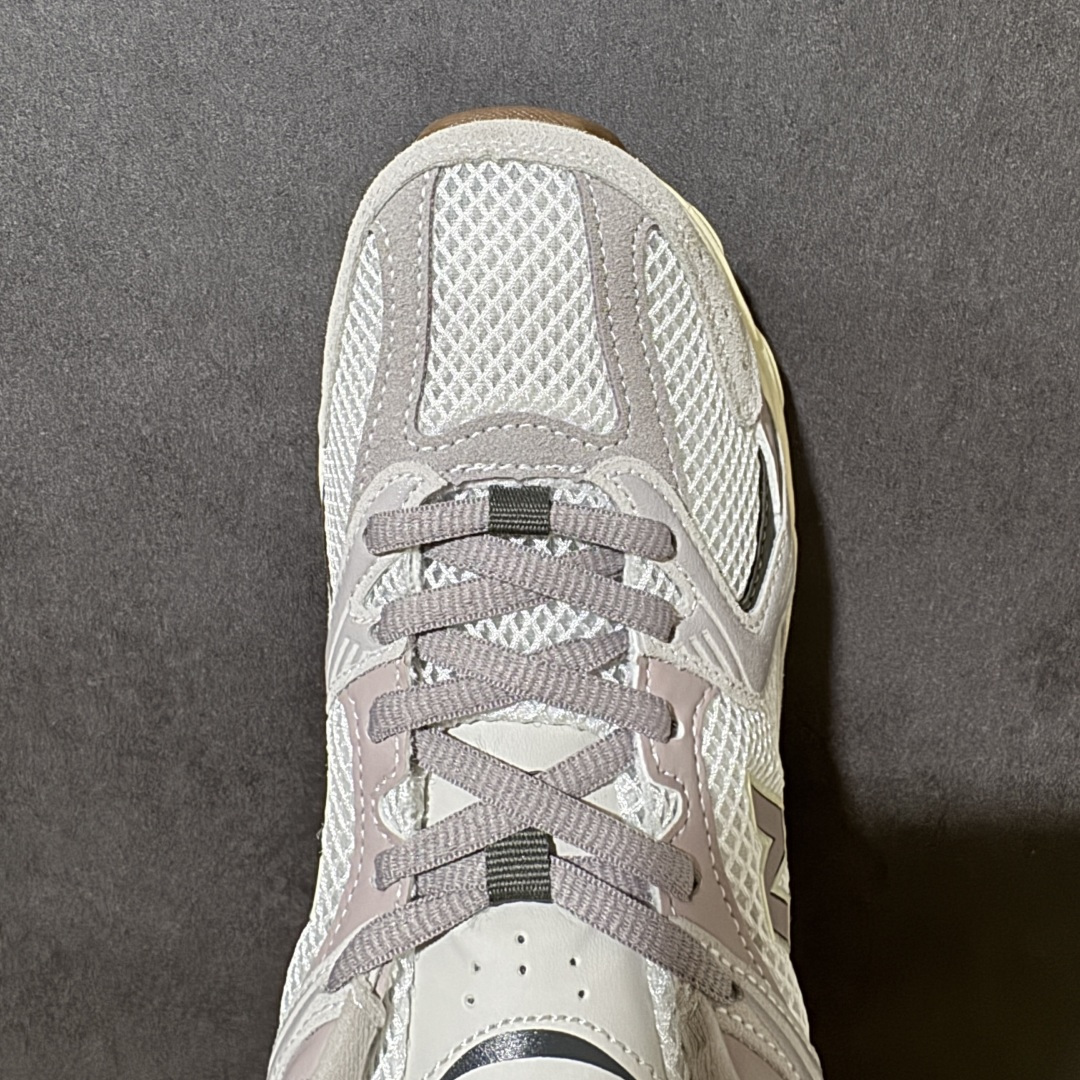 图片[5]-【公司级】New Balance NB530 新百伦复古透气跑步鞋 以皮革为主的人气轮廓 以极具复古风范的跑鞋外观呈现 设计上全鞋以简约清爽的纯白色作基底 鞋身覆盖大面积织物网眼材质 并于鞋头、鞋带孔眼片等细节处点缀对比鲜明的反光银镀层凸显 鞋舌、侧身等位置则辅以一贯的「N」字标志和品牌徽标彰显身份 最后通过搭载的 ABZORB 缓震中底完善整体造型 货号：U5307VI 尺码：36-45-选品中心