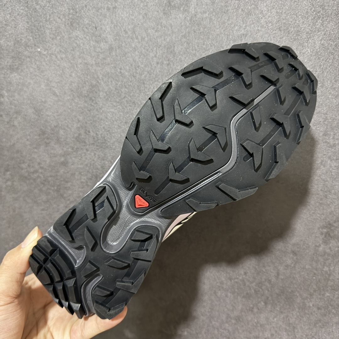 图片[9]-【公司级】 Salomon XT-6 一代 萨洛蒙复古潮流户外机能登山跑鞋 477376 纯原外贸平台特供订单 耗时半年巨作 全套原纸板楦头开发 原厂特供网布配套加持 确保原汁原味 完美呈现版型 原档数据独家私模五层组合大底 原装Ortholite轻量化鞋垫 中底布带钢印编号 原厂TPU锁扣 进口港宝加持 后跟自然饱满 还原公司包裹性 鞋面以“锯齿”状的包裹系统呈现 在基色底之下加入了各种色点缀 将公司的最新技术和时尚前卫的造型融入耐用的长跑款式中 鞋面由 TPU 薄膜制成 并焊接在高耐磨网眼上 使其既时尚又坚固 由 ACS底盘支撑 可增强稳定性和支撑力 以及由橡胶凸耳 Contragrip外底覆盖的 EVA 缓冲中底 旨在应对崎岖的地形 鞋舌上的彩色Salomon 标签、Quicklace 系统以及鞋头、鞋舌和鞋跟上的附加品牌使细节更加完美 让穿着者可以轻松驾驭户外与通勤下的任何运动生活场景 无缝鞋身户外随意纵横 颜值与脚感兼备 出街通勤 绝对非常吸睛 你值得拥有 尺码：36 36.5 37.5 38 38.5 39 40 40.5 41 42 42.5 43 44 44.5 45-选品中心