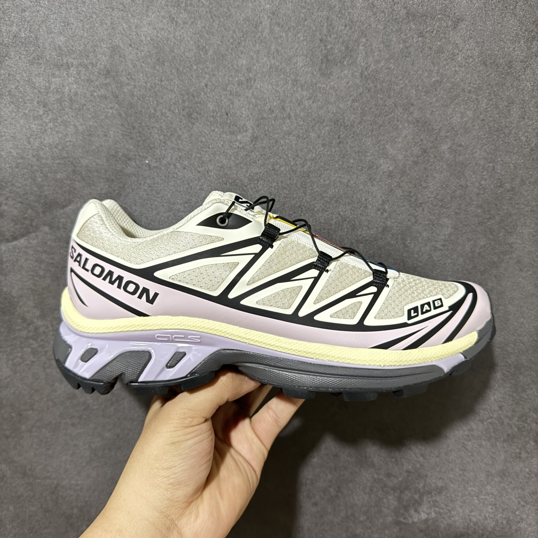 【公司级】 Salomon XT-6 一代 萨洛蒙复古潮流户外机能登山跑鞋 477376 纯原外贸平台特供订单 耗时半年巨作 全套原纸板楦头开发 原厂特供网布配套加持 确保原汁原味 完美呈现版型 原档数据独家私模五层组合大底 原装Ortholite轻量化鞋垫 中底布带钢印编号 原厂TPU锁扣 进口港宝加持 后跟自然饱满 还原公司包裹性 鞋面以“锯齿”状的包裹系统呈现 在基色底之下加入了各种色点缀 将公司的最新技术和时尚前卫的造型融入耐用的长跑款式中 鞋面由 TPU 薄膜制成 并焊接在高耐磨网眼上 使其既时尚又坚固 由 ACS底盘支撑 可增强稳定性和支撑力 以及由橡胶凸耳 Contragrip外底覆盖的 EVA 缓冲中底 旨在应对崎岖的地形 鞋舌上的彩色Salomon 标签、Quicklace 系统以及鞋头、鞋舌和鞋跟上的附加品牌使细节更加完美 让穿着者可以轻松驾驭户外与通勤下的任何运动生活场景 无缝鞋身户外随意纵横 颜值与脚感兼备 出街通勤 绝对非常吸睛 你值得拥有 尺码：36 36.5 37.5 38 38.5 39 40 40.5 41 42 42.5 43 44 44.5 45-选品中心