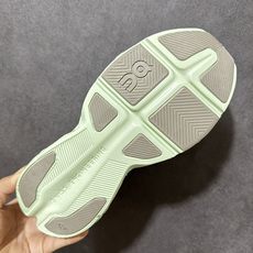On 昂跑 Cloudpulse Next 轻量运动休闲鞋脚感很舒服 鞋底柔软且包裹性好 上脚显腿长不管 On 昂跑 Cloudpulse Next 轻量运动休闲鞋脚感很舒服 鞋底柔软且包裹性好 上脚显腿长不管