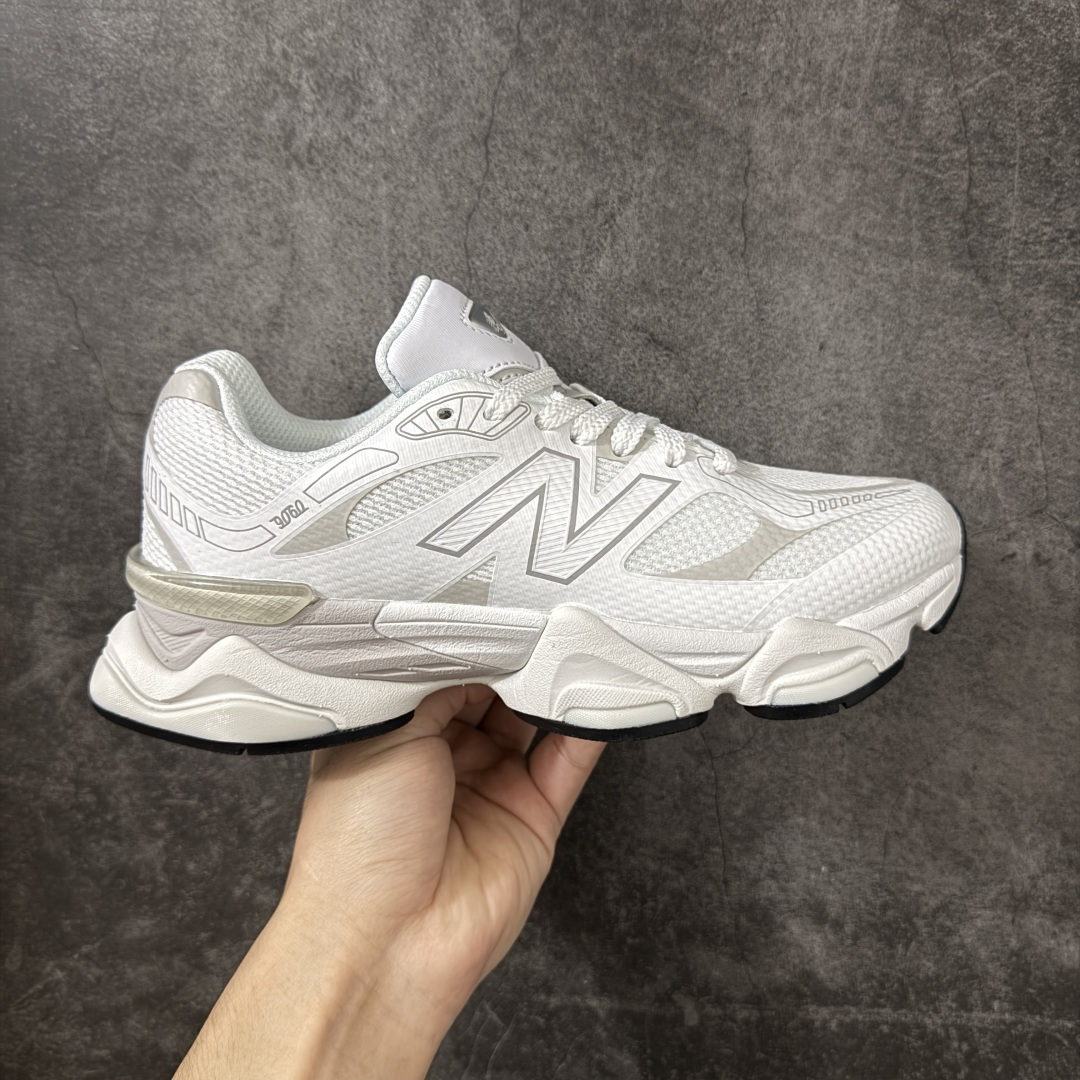 【纯原版】 New Balance NB9060 联名款 复古休闲运动慢跑鞋 U90608PE 全套原楦原纸板原厂数据开发 进口三明治网面 原装进口翻毛皮料正确绒感卡色 正确中底拉帮中底网布细节 原厂标裁 带紫光防伪 定制后跟透明水晶模块 冲裁组合 大底贴合程度胶水上色把控完美 整洁度挑战全网艺术家 多道序QC把关品质完善 匠心打造 耗时两个月开发完成 工艺极其复杂难度可想而知 新开独立私模大底 全网唯一正确六层组合大底 高端零售专供产物 尺码：36 37 37.5 38 38.5 39 40 40.5 41 42 42.5 43 44 45 46.5-选品中心