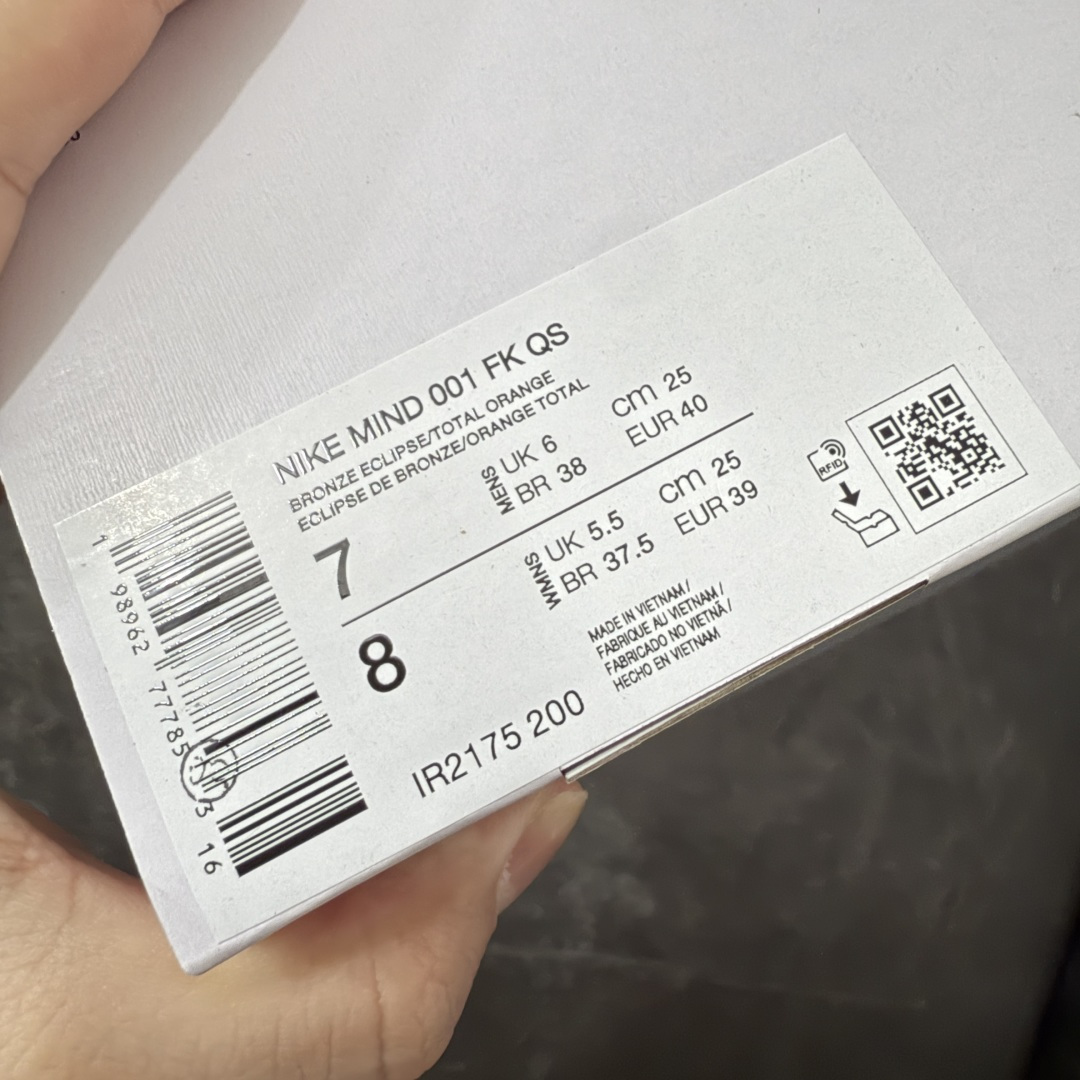 图片[9]-【XP纯原】Nike Mind 001 神经科学足底按摩包头拖鞋 棕铜色 IR2175-200 同源ZP原材 匠心打造 🔹原厂MD一体发泡大底：全套原模开版，渐变雾面哑光喷漆，柔软回弹和ZP完全一致。 🔹22颗独立PEBAX泡棉按摩底：黑科技活塞式按摩脚感，踩下去的Q弹感和ZP无差。 🔹正确组合大底：鞋头前后跟橡胶贴片，耐磨防滑，细节还原到每一处。 🔹高还原细节：TPU电镀银Swoosh、针织透气鞋舌、高弹原鞋垫，清洁度拉满。 货号： IR2175-400 尺码：36 36.5 37.5 38 38.5 39 40 40.5 41 42 42.5 43 44 44.5 45 46 47.5 48.5 49.5 50.5 ⚠️尺码提示：偏小一码，建议拍大一码，脚感更舒适。-选品中心